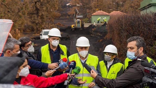 El presidente de Canarias, Ángel Víctor Torres, atendiendo a los medios de comunicación en La Palma. / Europa Press