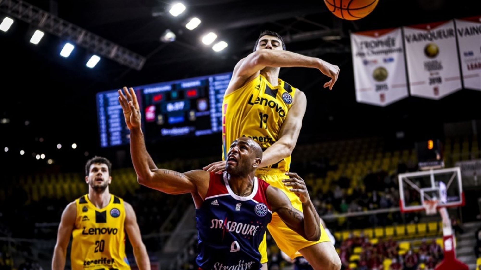 Gio Shermadini evita una canasta del jugador del Estrasburgo DeAndre Lansdowne. / FIBA