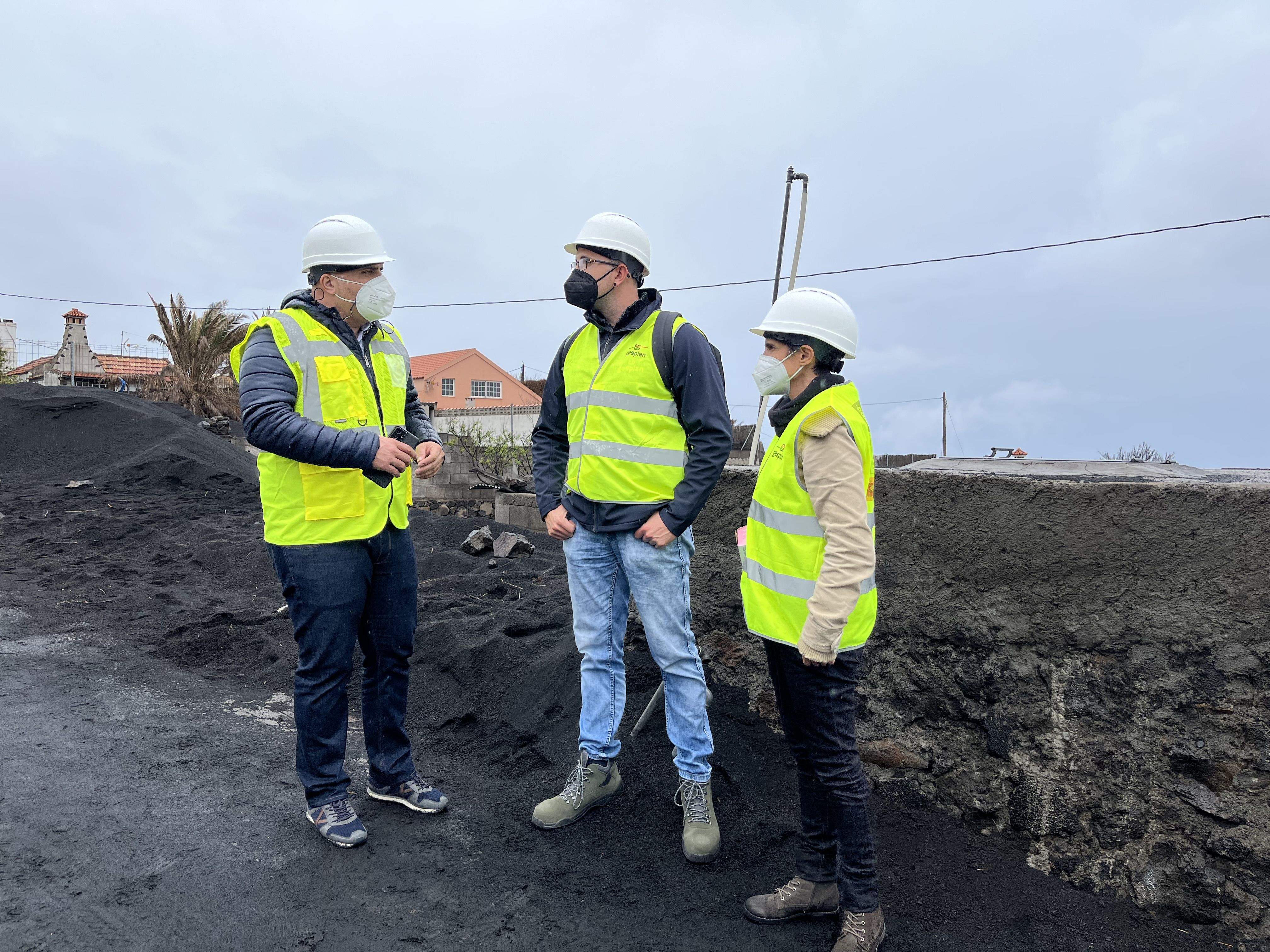 El consejero delegado de la empresa pública, Agoney Piñero, durante su visita a los trabajos. / Gesplan 
