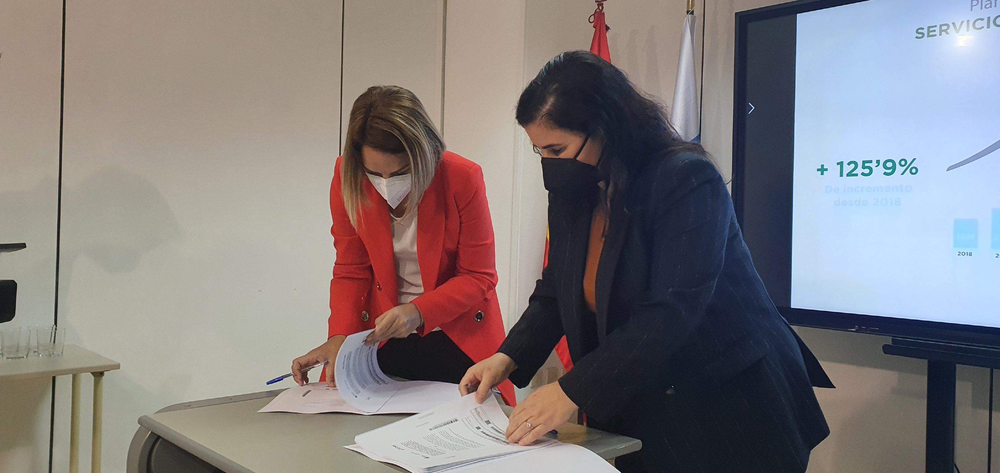 Noemí Santana y Mari Brito rubrican el reparto de fondos del Plan Concertado de Prestaciones Básicas de Servicios Sociales./ Noemí Santana y Mari Brito rubrican el reparto de fondos del Plan Concertado de Prestaciones Básicas de Servicios Sociales./