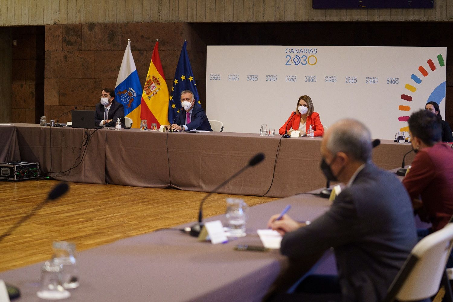 Ángel Víctor Torres, en el centro, preside la comisión de seguimiento del Plan Reactiva / Imagen del Gobierno de Canarias