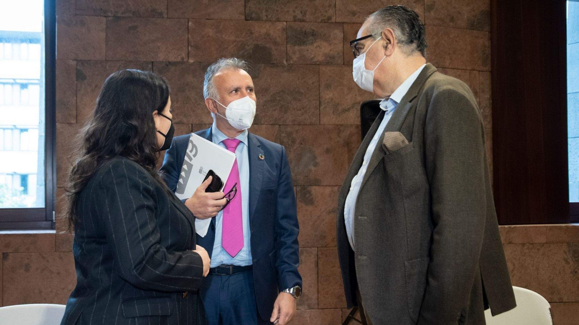 El presidente del Gobierno de Canarias, Ángel Víctor Torres, habla con el presidente de la CEOE, José Carlos Francisco. / Cedida