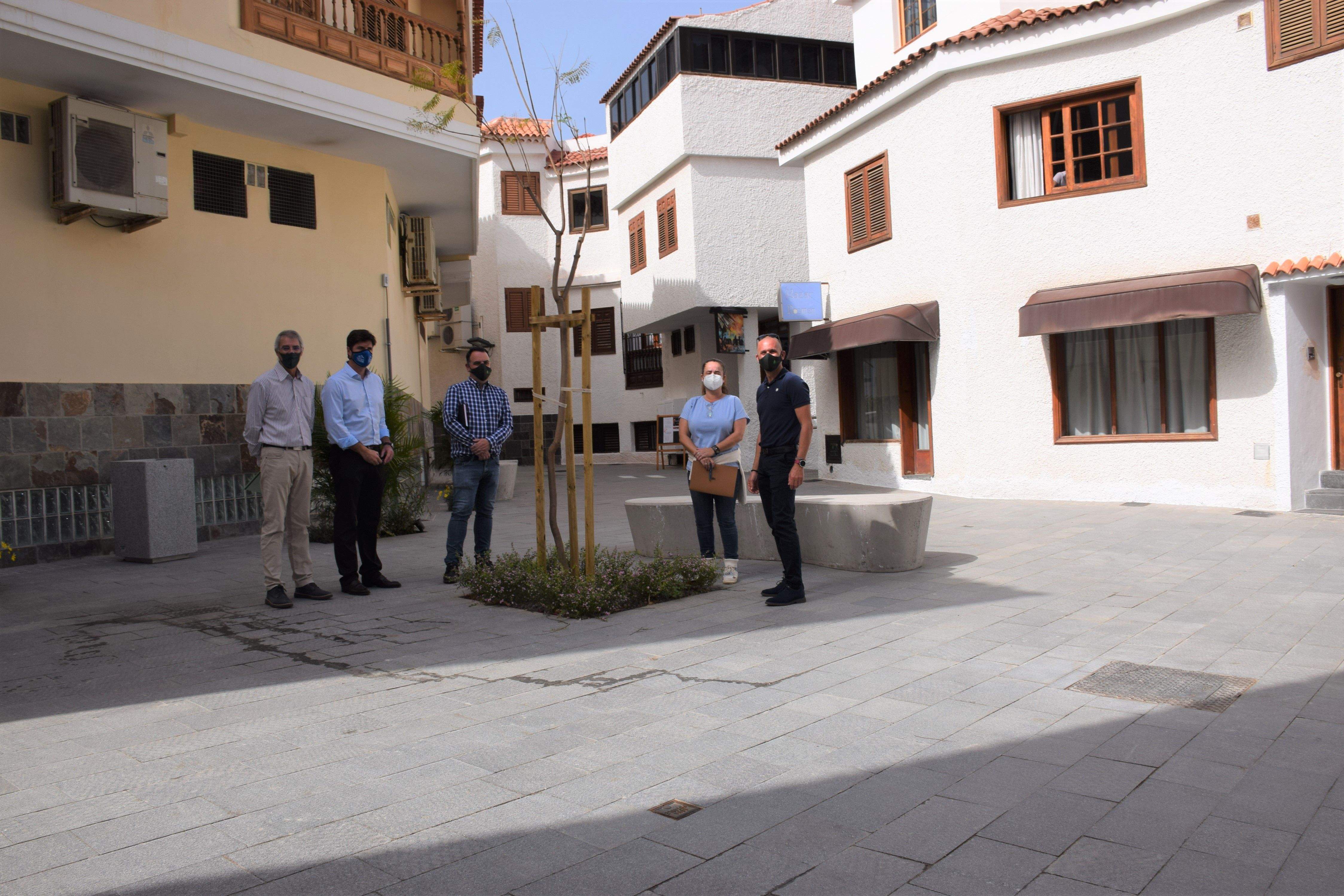 Foto momento de la firma de la recepción de las obras de los pasajes Jacaranda y Tulipán de Los Gigantes./