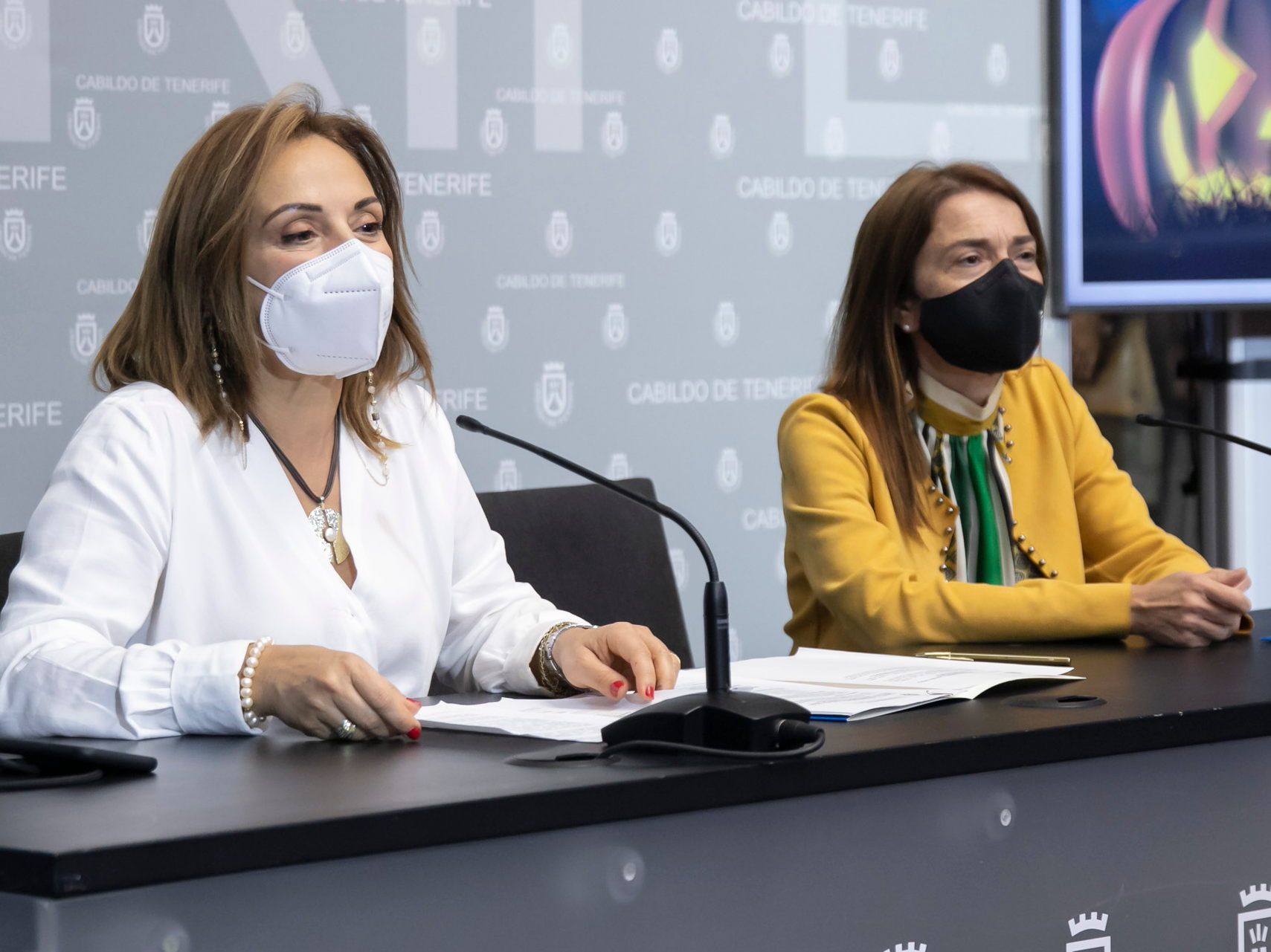 La vicepresidenta del Cabildo, Berta Pérez y la directora insular de Recursos Humanos y Asesoría Jurídica, Lidia Pereira./