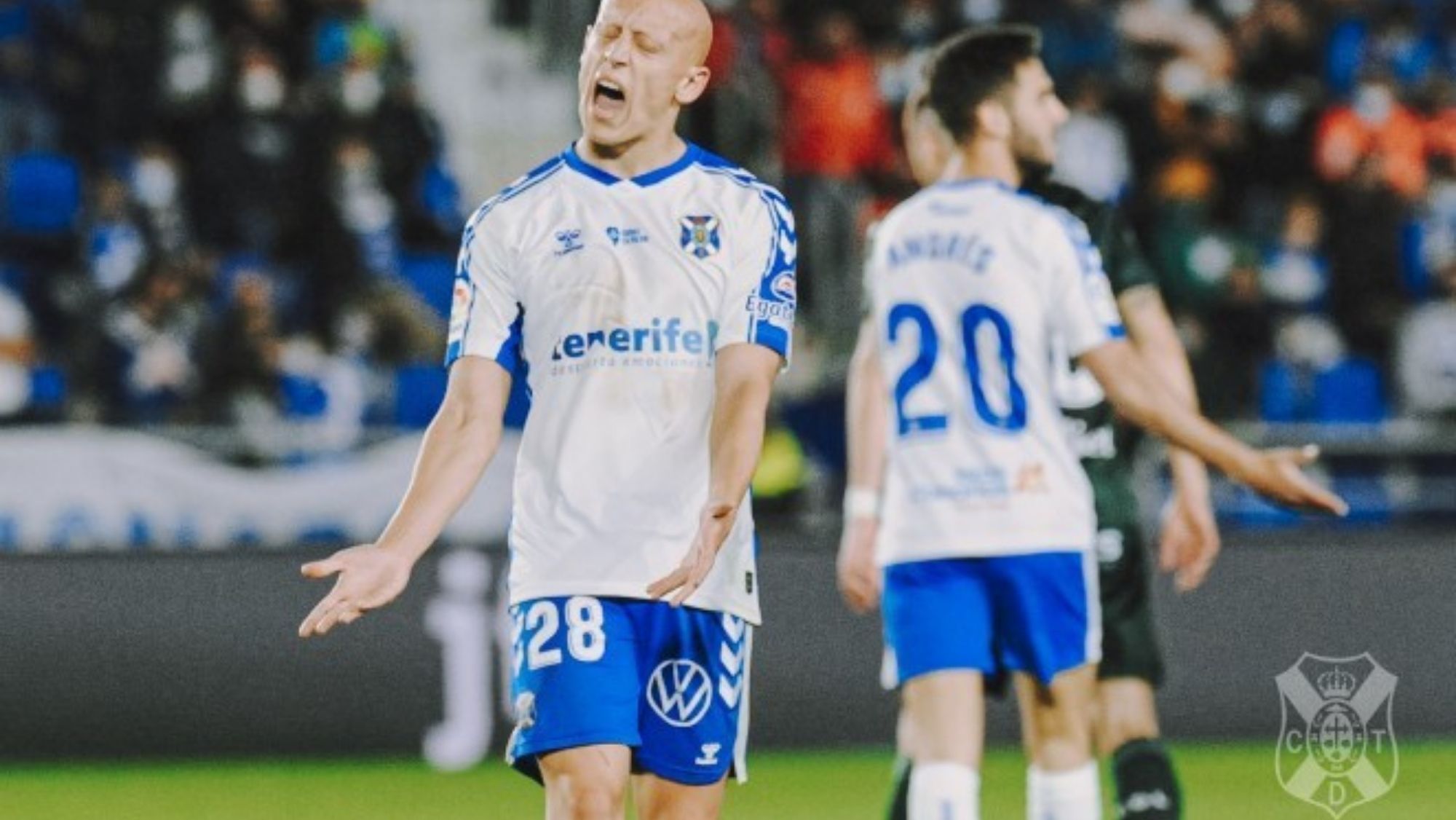El jugador del CD Tenerife, Mollejo, se lamenta en un momento del partido. / CD Tenerife