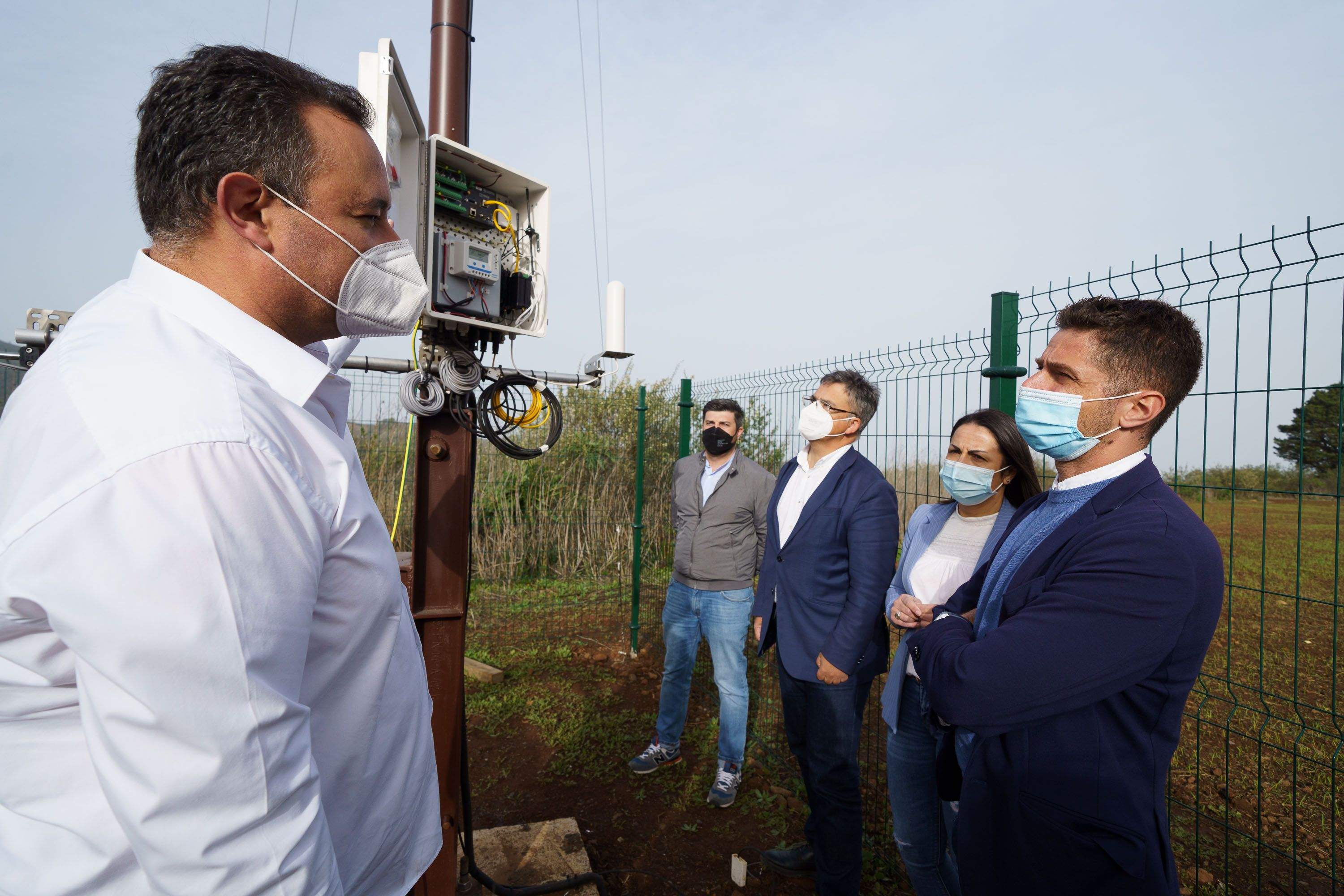 Los consejeros de Lucha contra el Cambio Climático, Javier Rodríguez, y Agricultura, Ganadería y Pesca, Javier Parrilla, visitaron la instalación junto a la alcaldesa del municipio Esther Morales. / Cabildo de Tenerife 