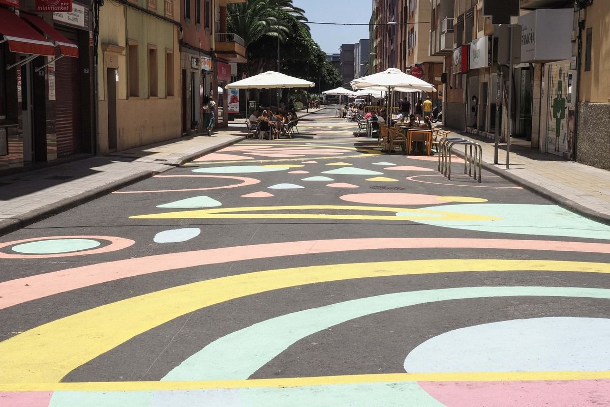 Calle Heraclio Sánchez a la altura de la tienda de alimentación donde el atracador entró tras asaltar el Sportium / Imagen de archivo