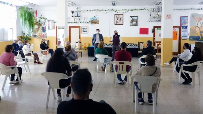 El alcalde, José Manuel Bermúdez, y el concejal de Viviendas Municipales, Juan José Martínez explicándole a los vecinos de 46 bloques capitalinos el plan / Imagen difundida por el Ayuntamiento de Santa Cruz