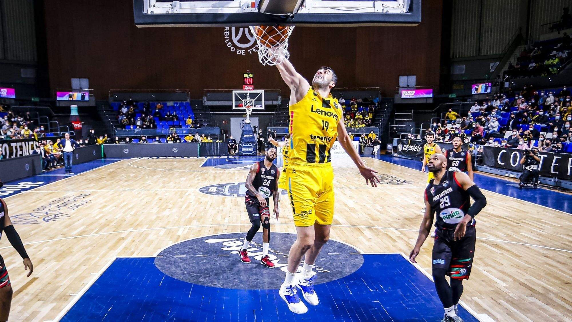 Gio Shermadini realiza un mate. / Lenovo Tenerife