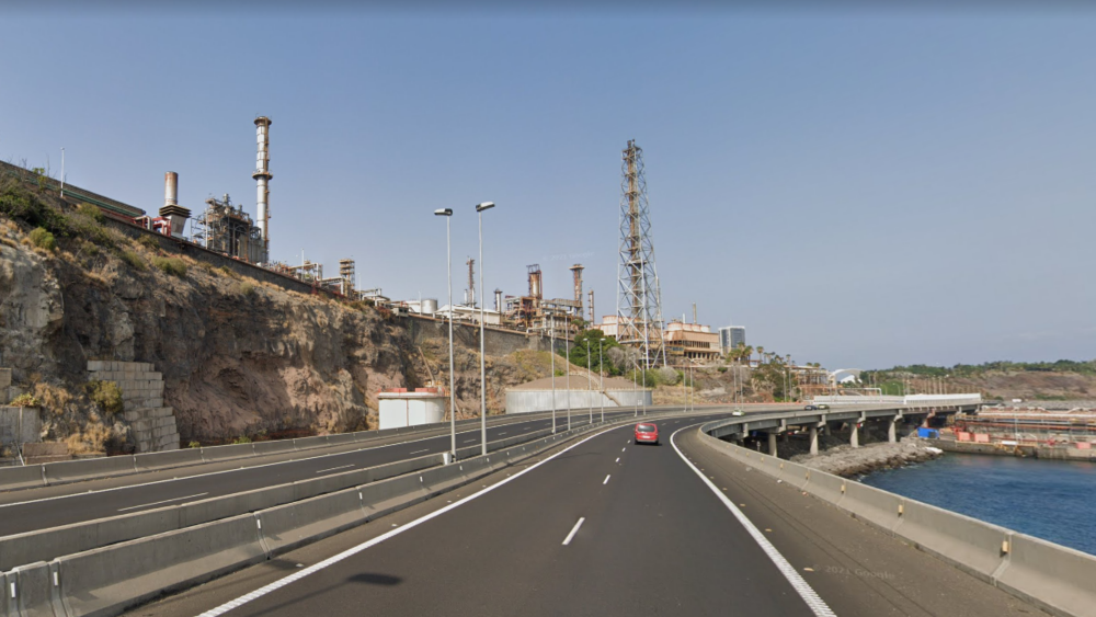 Entrada a Santa Cruz de Tenerife por el acceso de la TF4, a la izquierda se ve la Refinería. / Google maps Entrada a Santa Cruz de Tenerife por el acceso de la TF4, a la izquierda se ve la Refinería. / Google maps