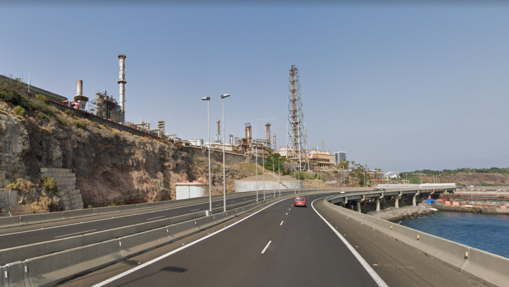 Entrada a Santa Cruz de Tenerife por el acceso de la TF4, a la izquierda se ve la Refinería. / Google maps