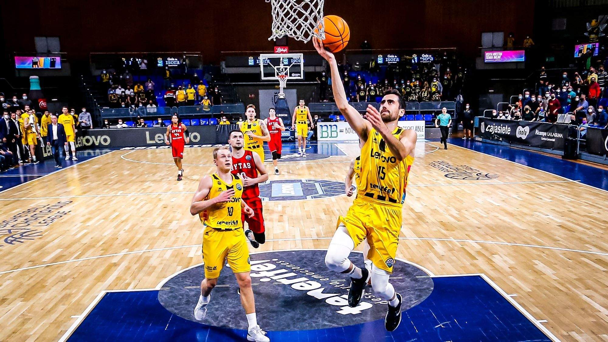 Una jugada del Lenovo Tenerife - Rytas Vilnius. / Lenovo Tenerif