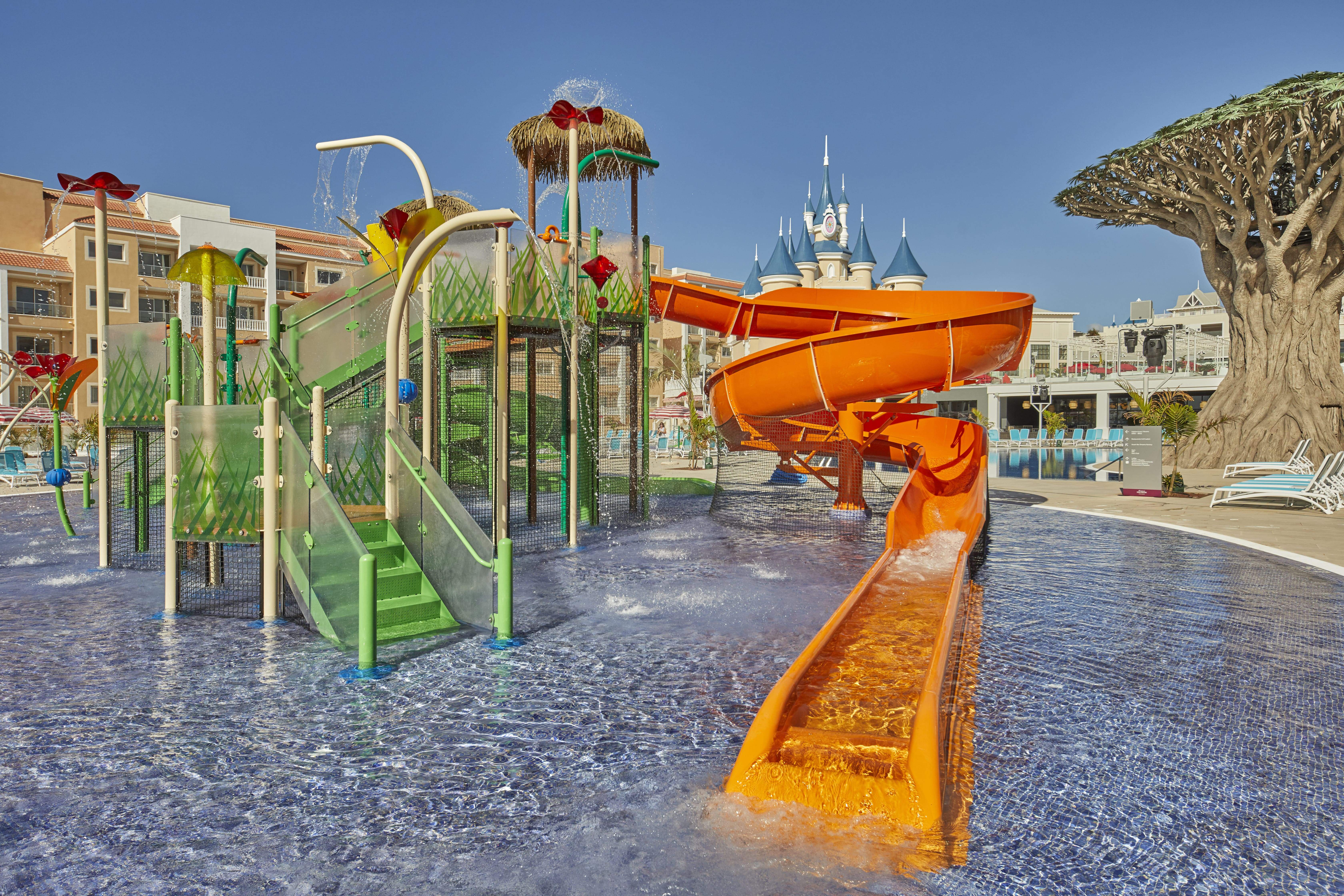 Piscina del hotel Bahia Principe Fantasia Tenerife. / Cedida