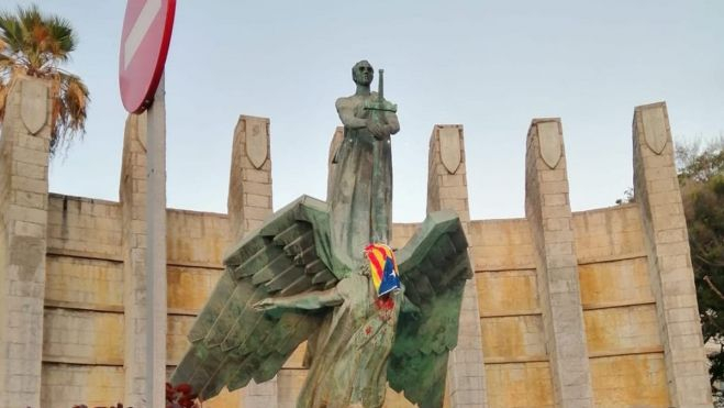 Una Estelada tapa la cara del ángel del Monumento a Franco en Santa Cruz de Tenerife. / Imagen de la red