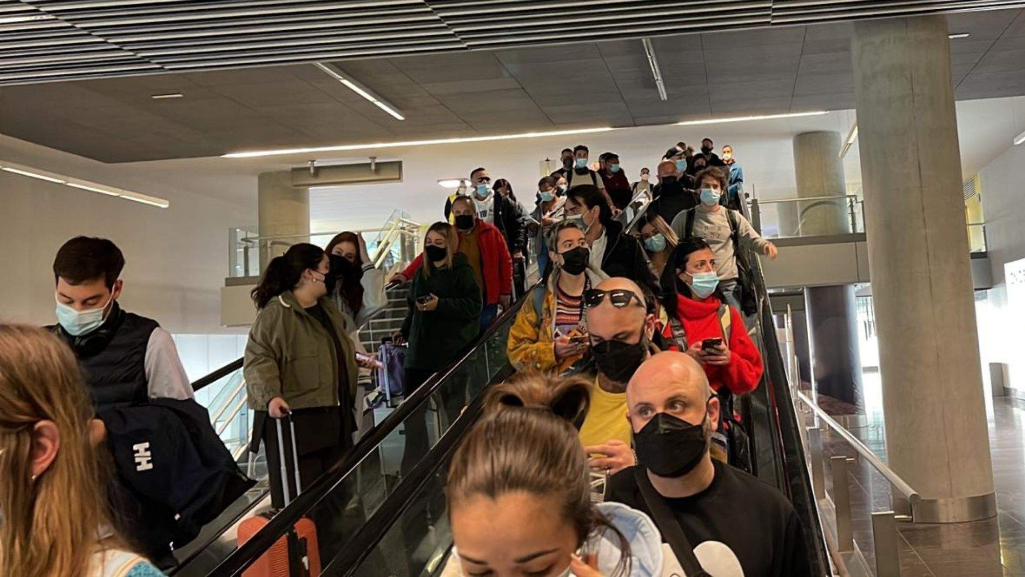 Colas en el Aeropuerto de Gran Canaria para presentar el pasaporte COVID. / AH