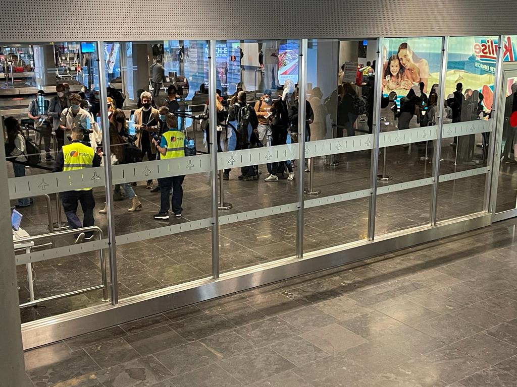 Dos personas coordinan controles sanitarios en el Aeropuerto de Gran Canaria. / Atlántico Hoy