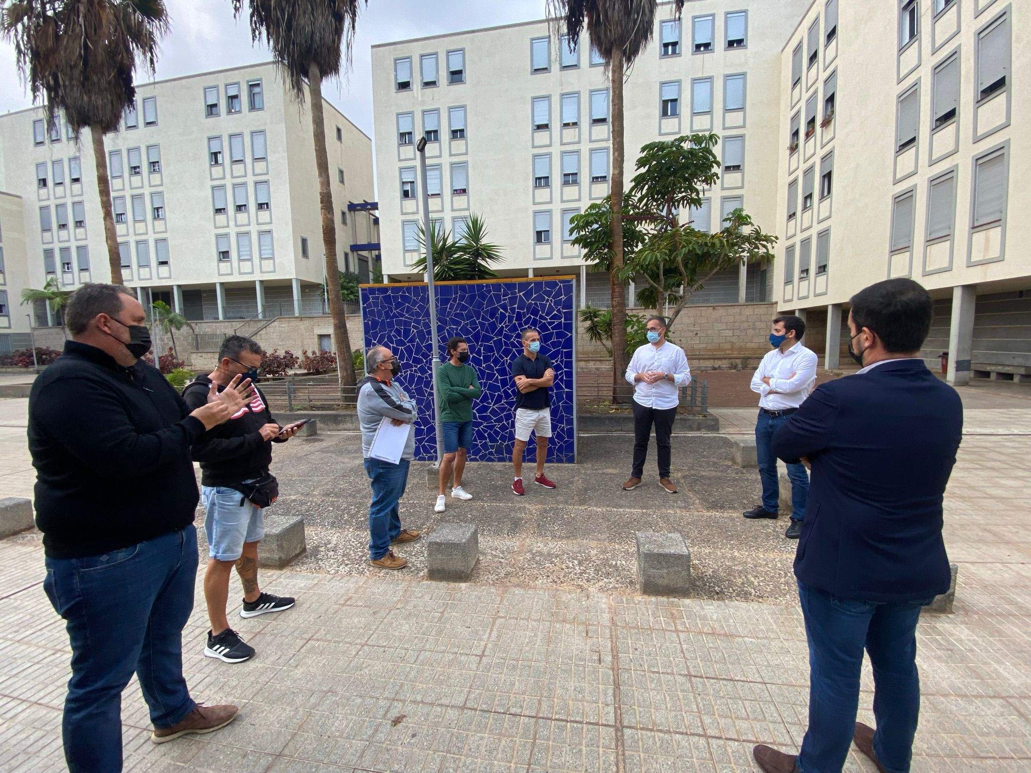 Juan José Martínez, concejal de Viviendas Municipales (segundo por la derecha), y a su derecha, Javier Rivero, concejal del distrito Suroeste, con vecinos de las urbanizaciones / Imagen distribuida por el Ayuntamiento de Santa Cruz de Tenerife