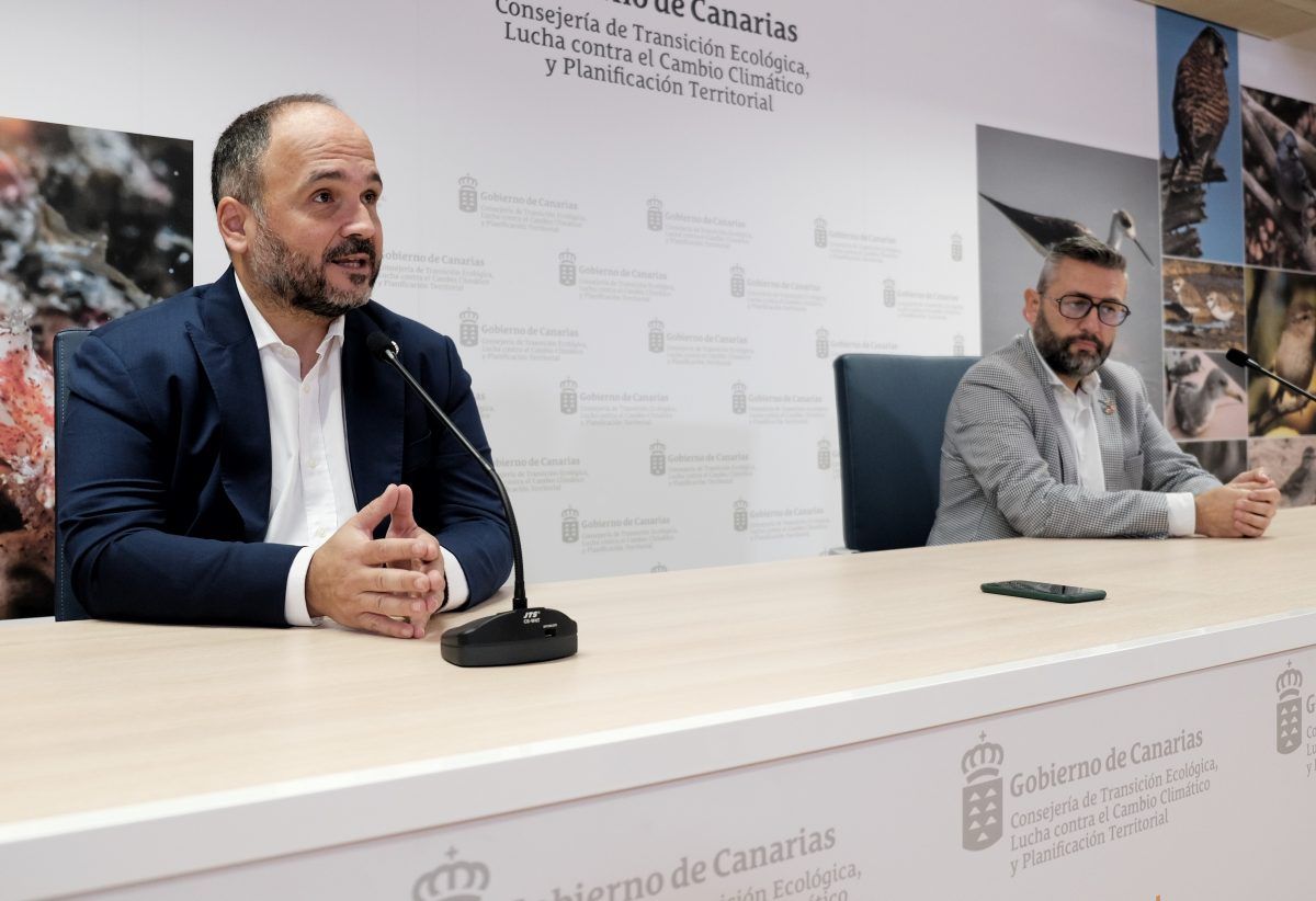 El Consejero de Transición Ecológica, José Antonio Valbuena (izquierda), junto al viceconsejero del mismo área, Miguel Ángel Pérez (derecha) / Gobierno de Canarias