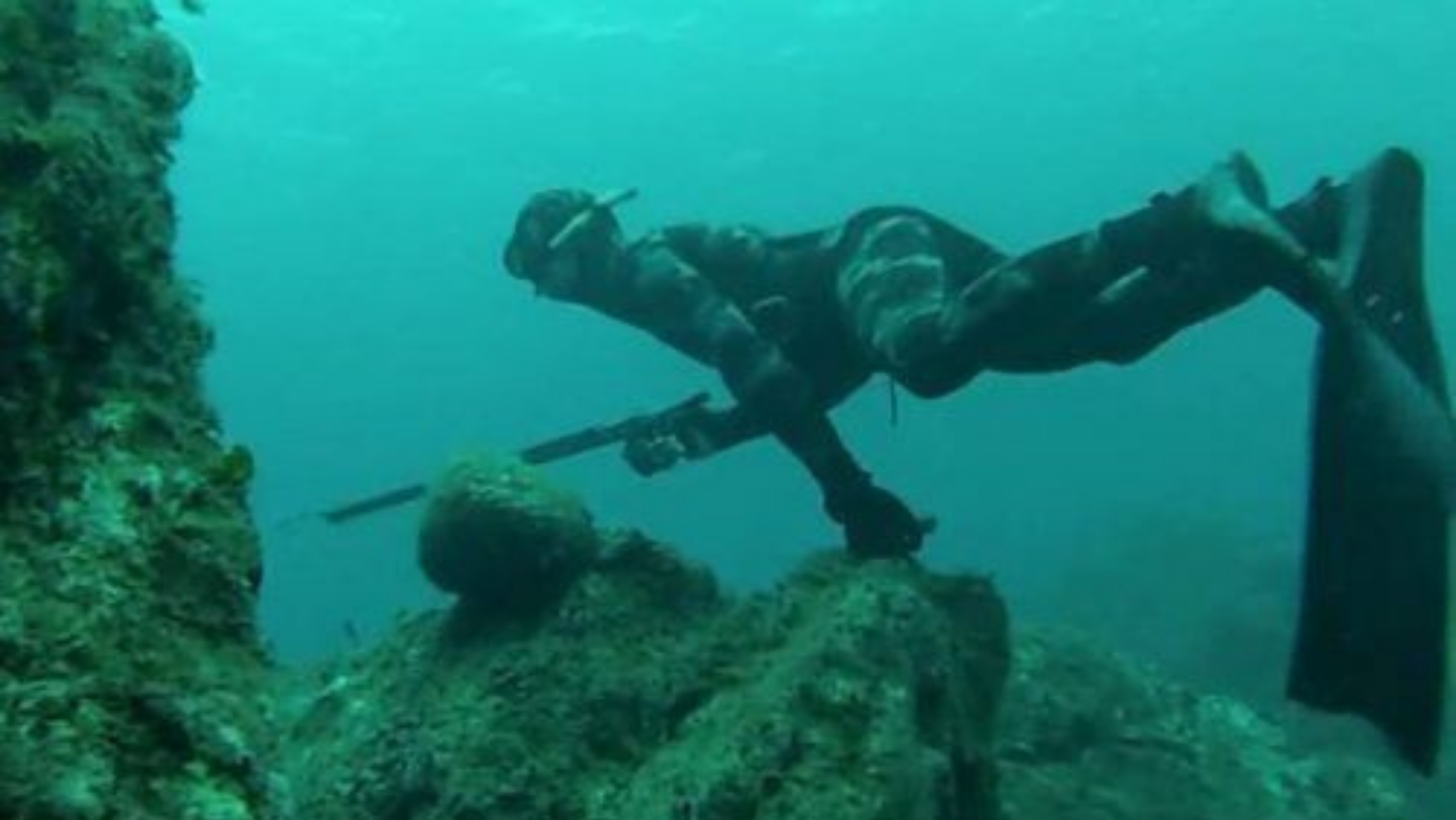 Un hombre practica pesca submarina furtivos