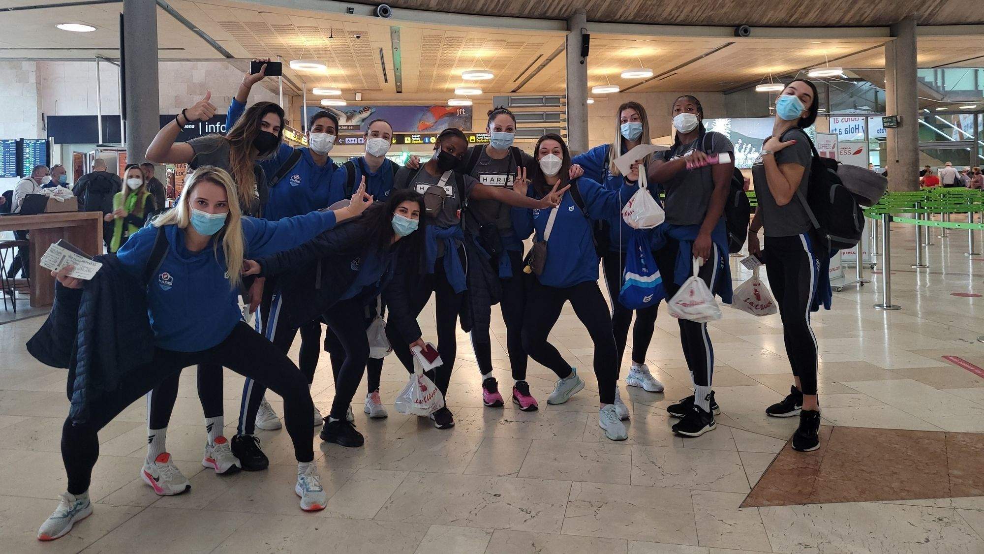 Las jugadoras del Sanaya Libby's La Laguna, en Los Rodeos antes de viajar a Lugo. / Cedida