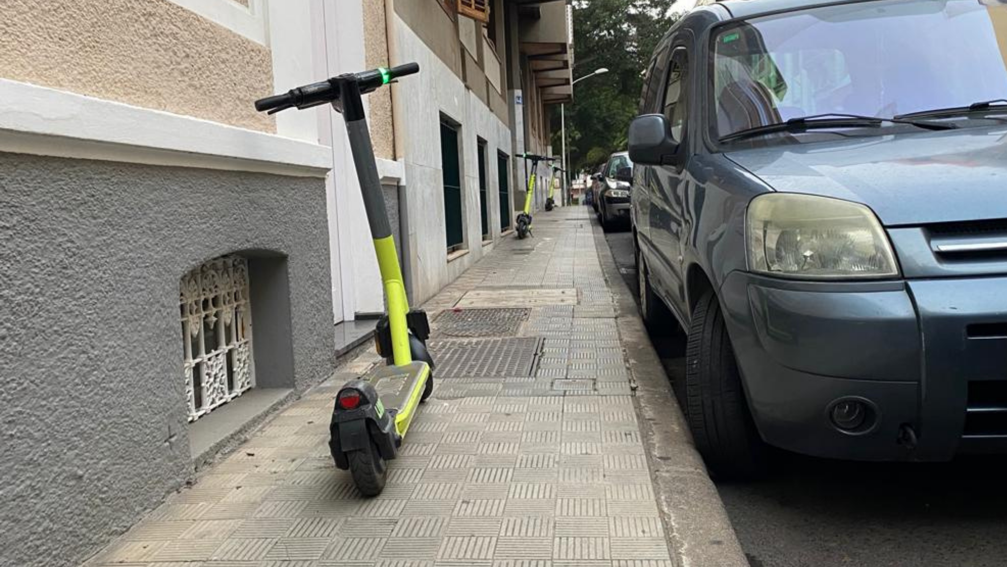 Un patinete en las calles de Santa Cruz./ Archivo