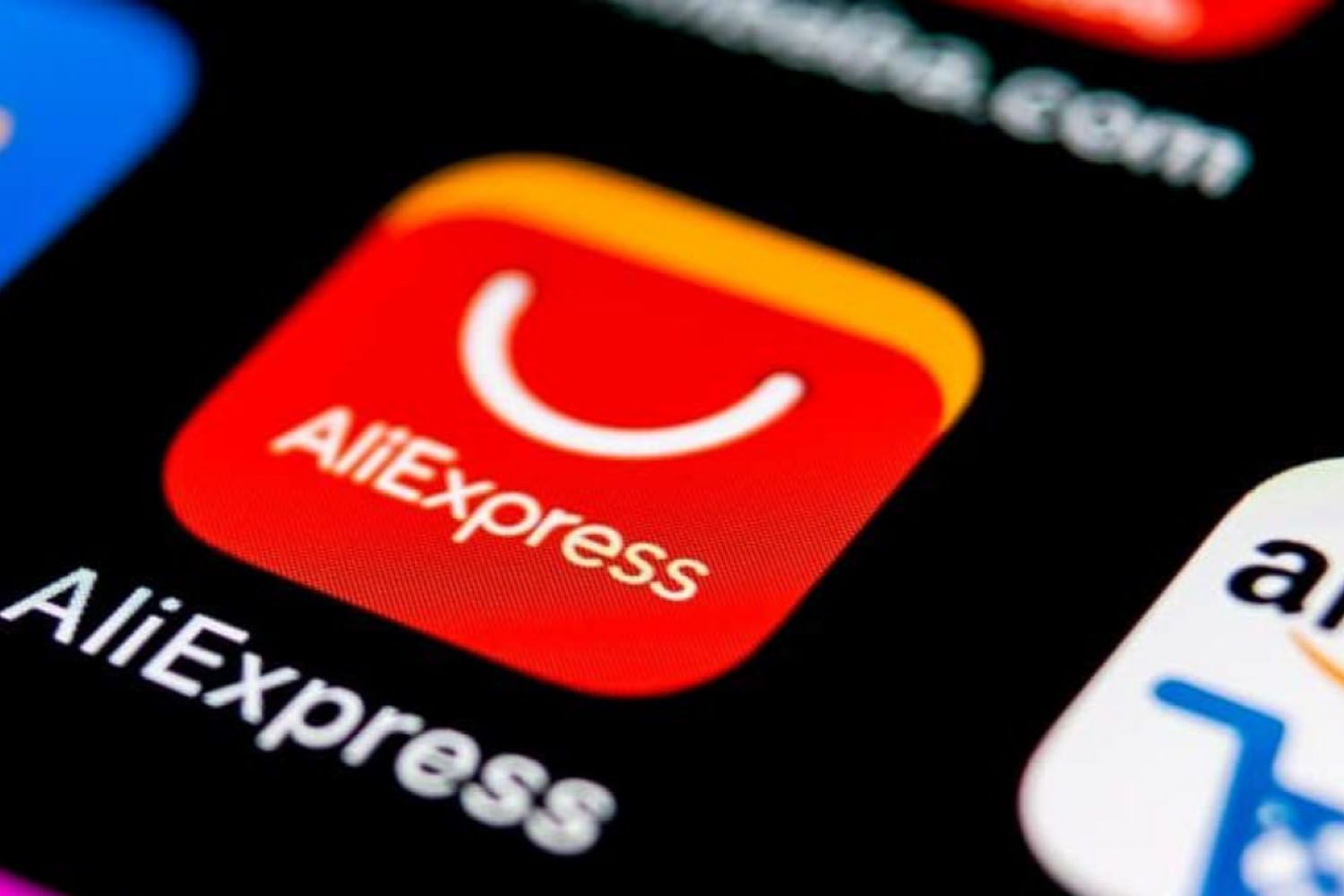 Un móvil con las aplicaciones de AliExpress y Amazon