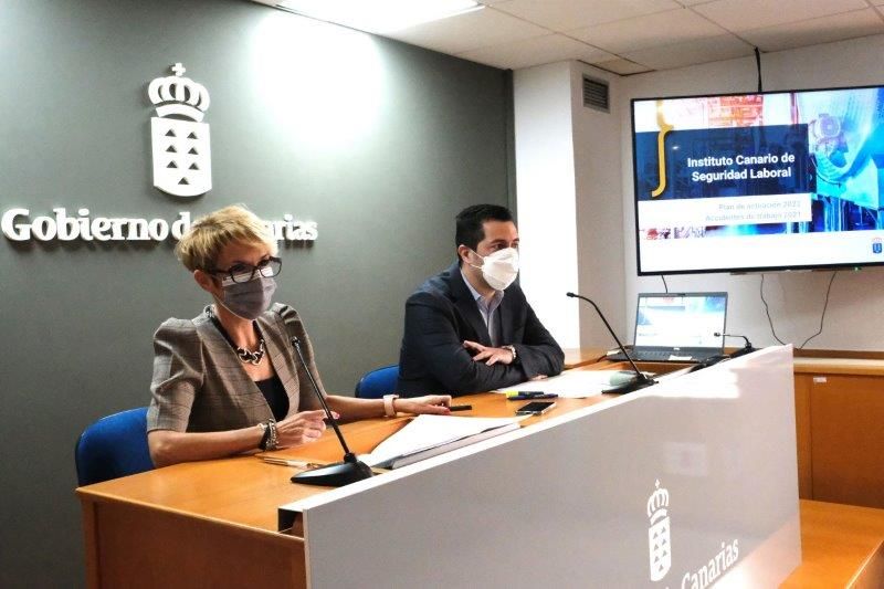 La consejera de Economía, Conocimiento y Empleo del Gobierno de Canarias, Elena Máñez, y el director general de Trabajo, Alejandro Ramos, explican el aumento de la siniestralidad laboral./