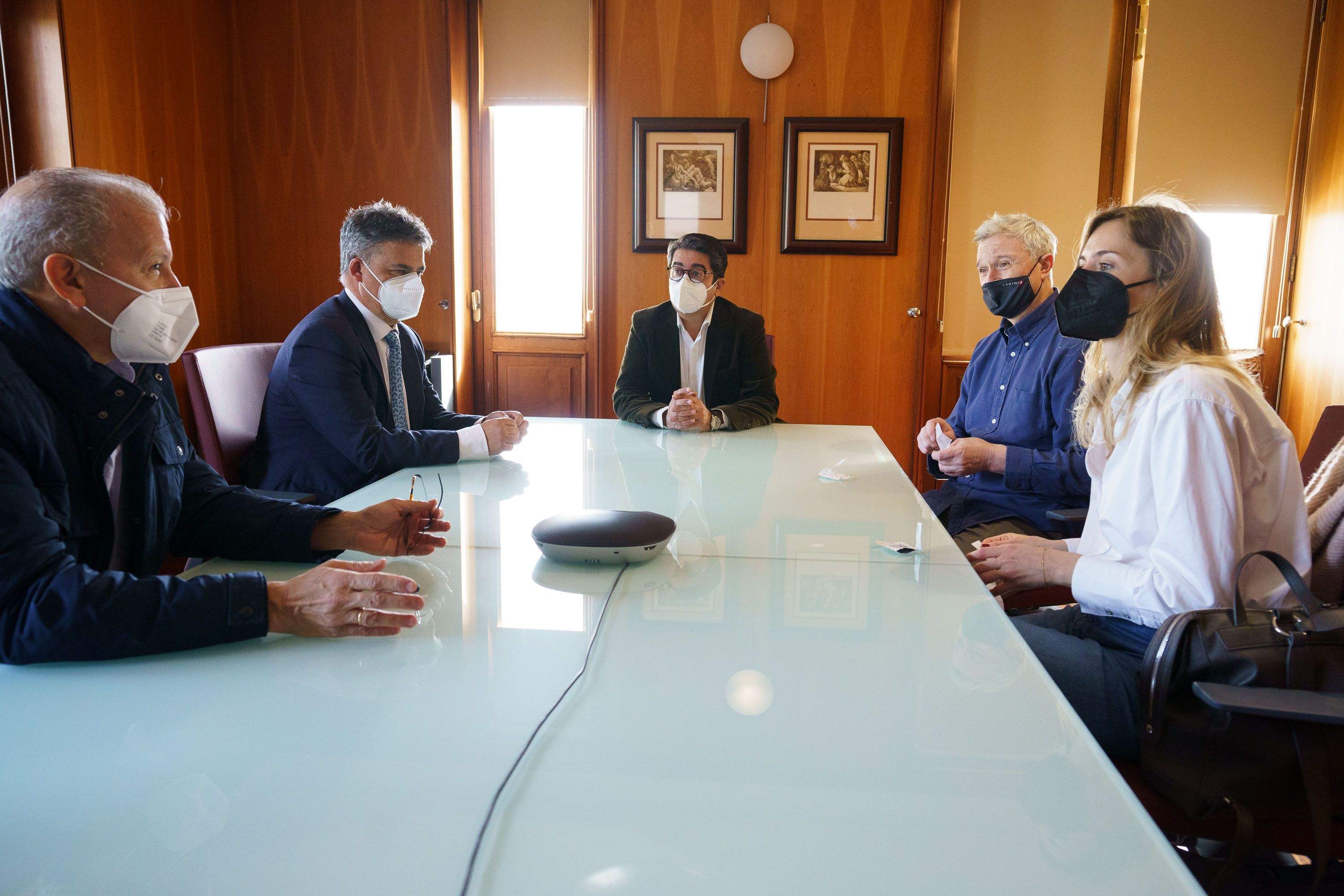 Representantes del grupo Lavinia se reúne con el presidente del Cabildo, Pedro Martín./