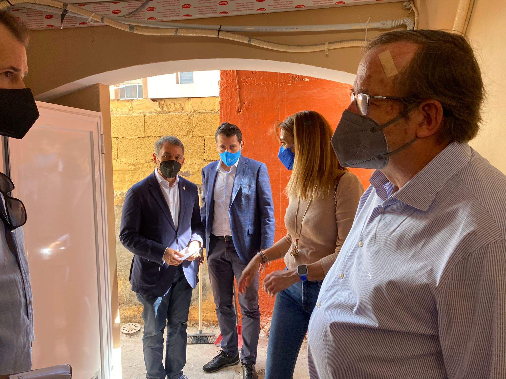 Visita a las obras de rehabilitación del barrio de García Escámez por el Ayuntamiento de Santa Cruz. / Cedida