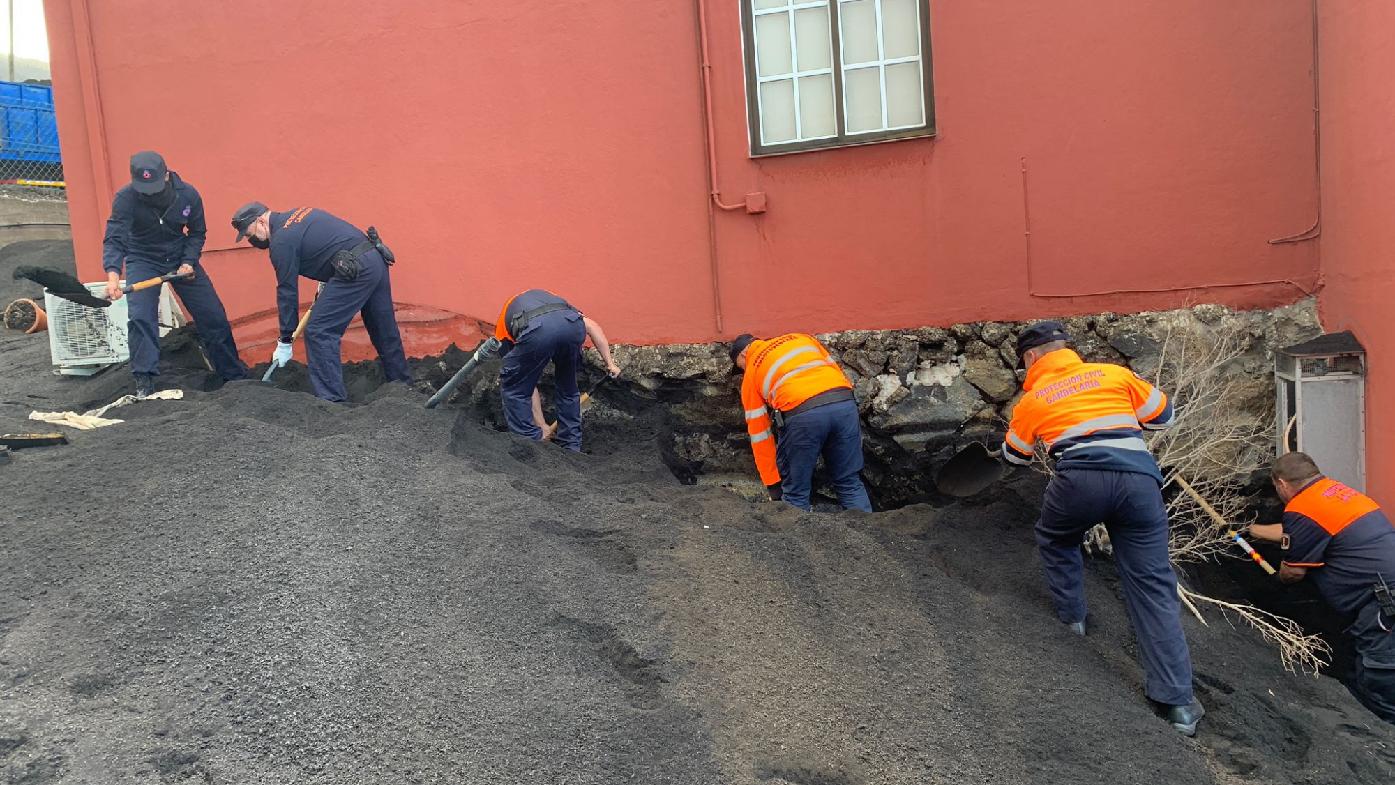 Grupo de voluntarios ayudando en La Palma. / Cedida