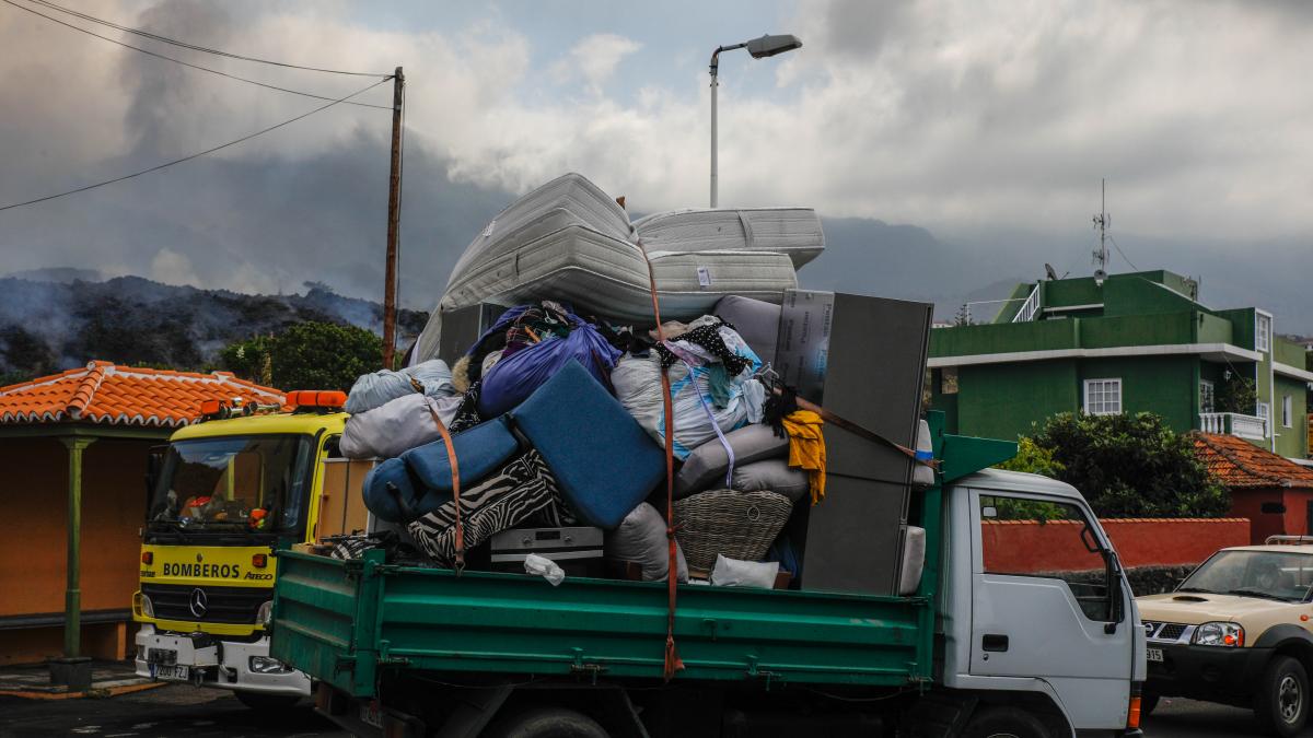 Un camión traslada enseres de afectados por la erupción en La Palma. / EFE