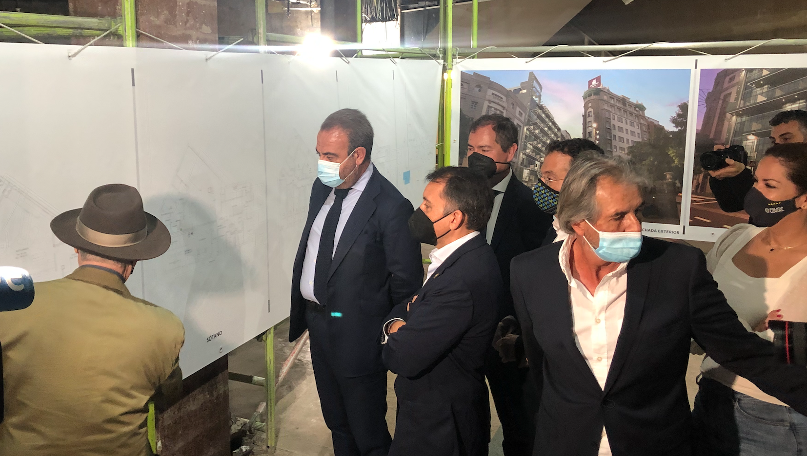 El vicepresidente ejecutivo y CEO de Meliá, Gabriel Escarrer, y el alcalde José Manuel Bermúdez escuchan a Juan Carlos Piñeiro, arquitecto responsable del hotel INNSIDE by Meliá./ AH El vicepresidente ejecutivo y CEO de Meliá, Gabriel Escarrer, y el alcalde José Manuel Bermúdez escuchan a Juan Carlos Piñeiro, arquitecto responsable del hotel INNSIDE by Meliá./ AH