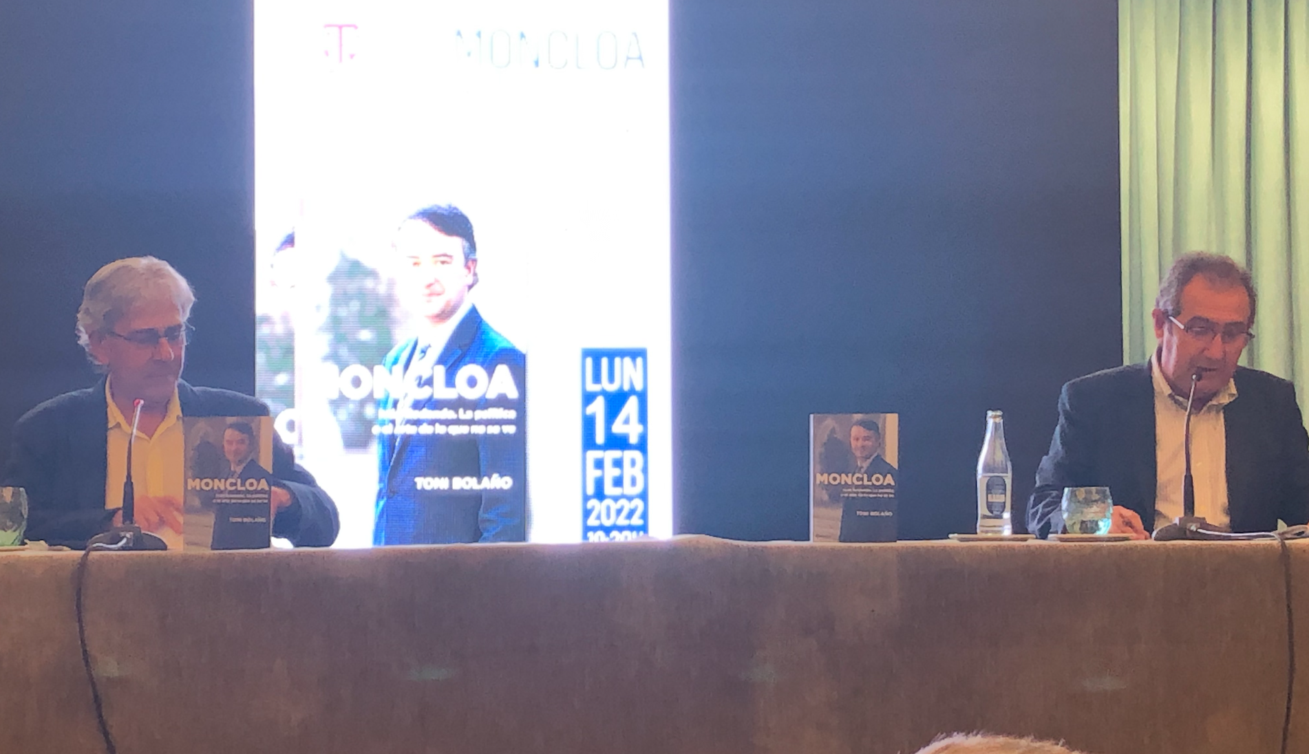 Los periodistas Toni Bolaño (izq.) y Joaquín Catalán en el Casino de Santa Cruz./ AH