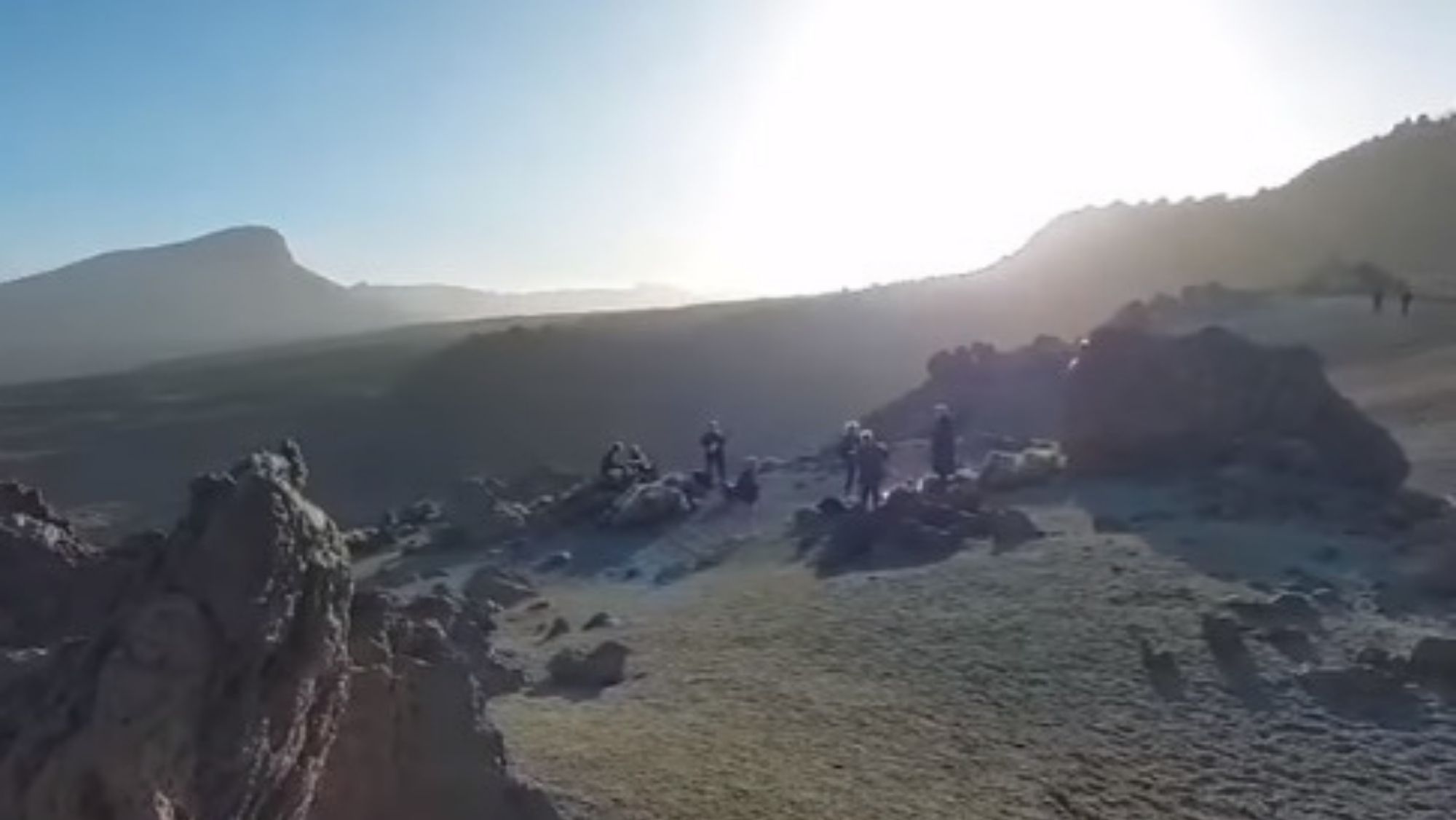 Un grupo de personas realizan un concierto en el Teide . / Telesforo Bravo