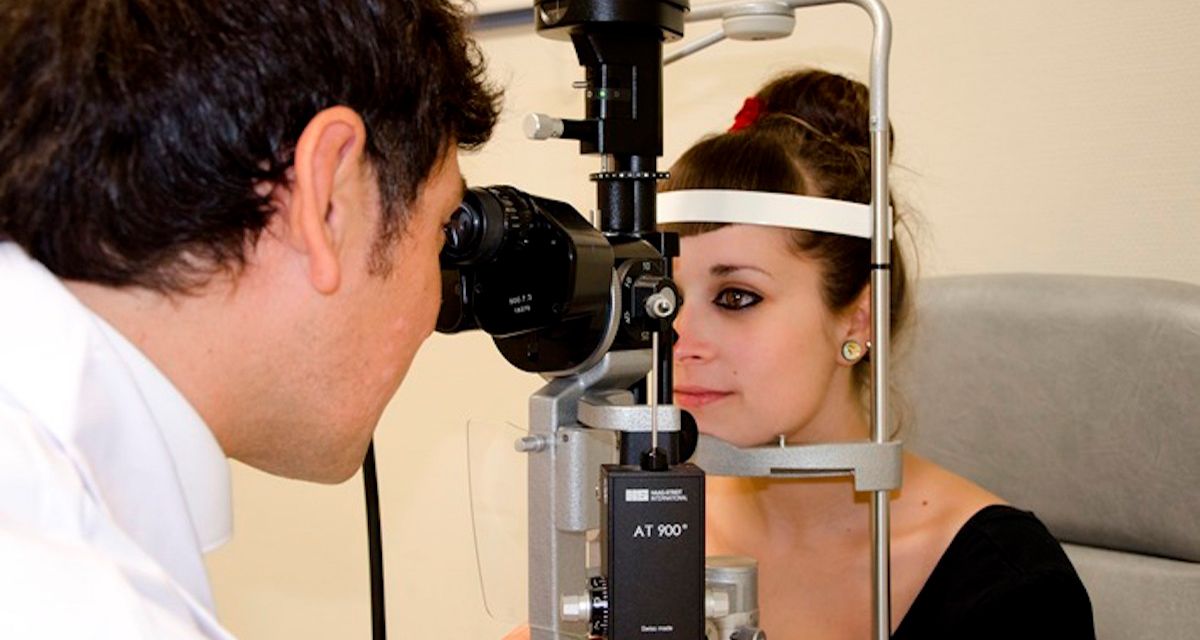 Un oftalmólogo revisa la vista de una paciente / QUIRÓNSALUD