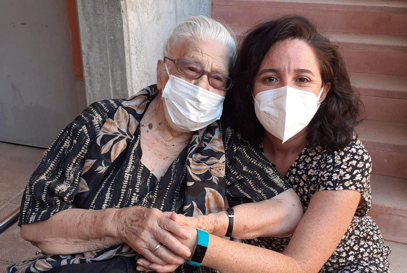 Una de las personas mayores integrantes del programa junto con una voluntaria del mismo / Imagen distribuida por Cajasiete