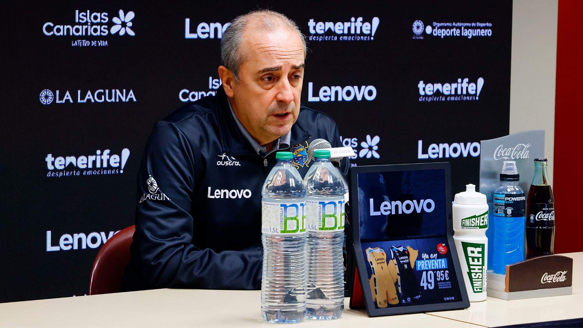 El entrenador del Lenovo Tenerife, Txus Vidorreta, en rueda de prensa. / Cedida