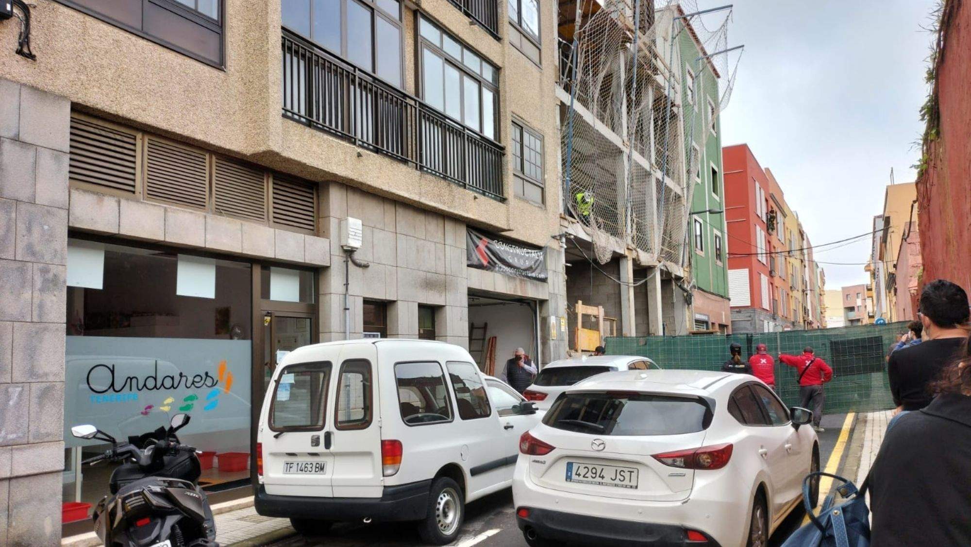 Una valla cierra la calle donde ha ocurrido el accidente en el que ha fallecido un trabajador en La Laguna. / AH