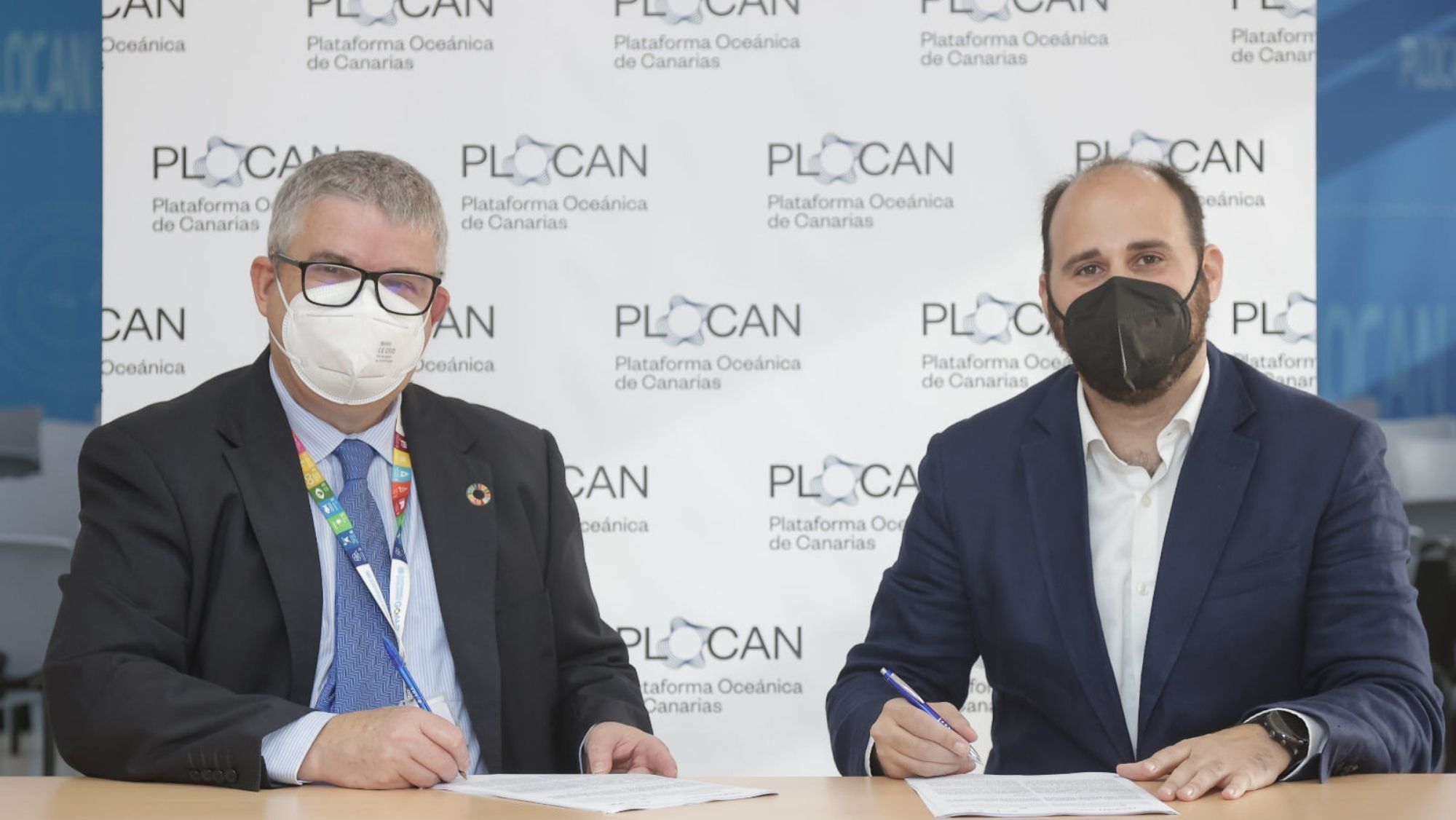 José Joaquín Hernández, director de Plocan, y Sebastian Feimblatt, director de operaciones de Ocean Oasis, firman el acuerdo. / Plocan