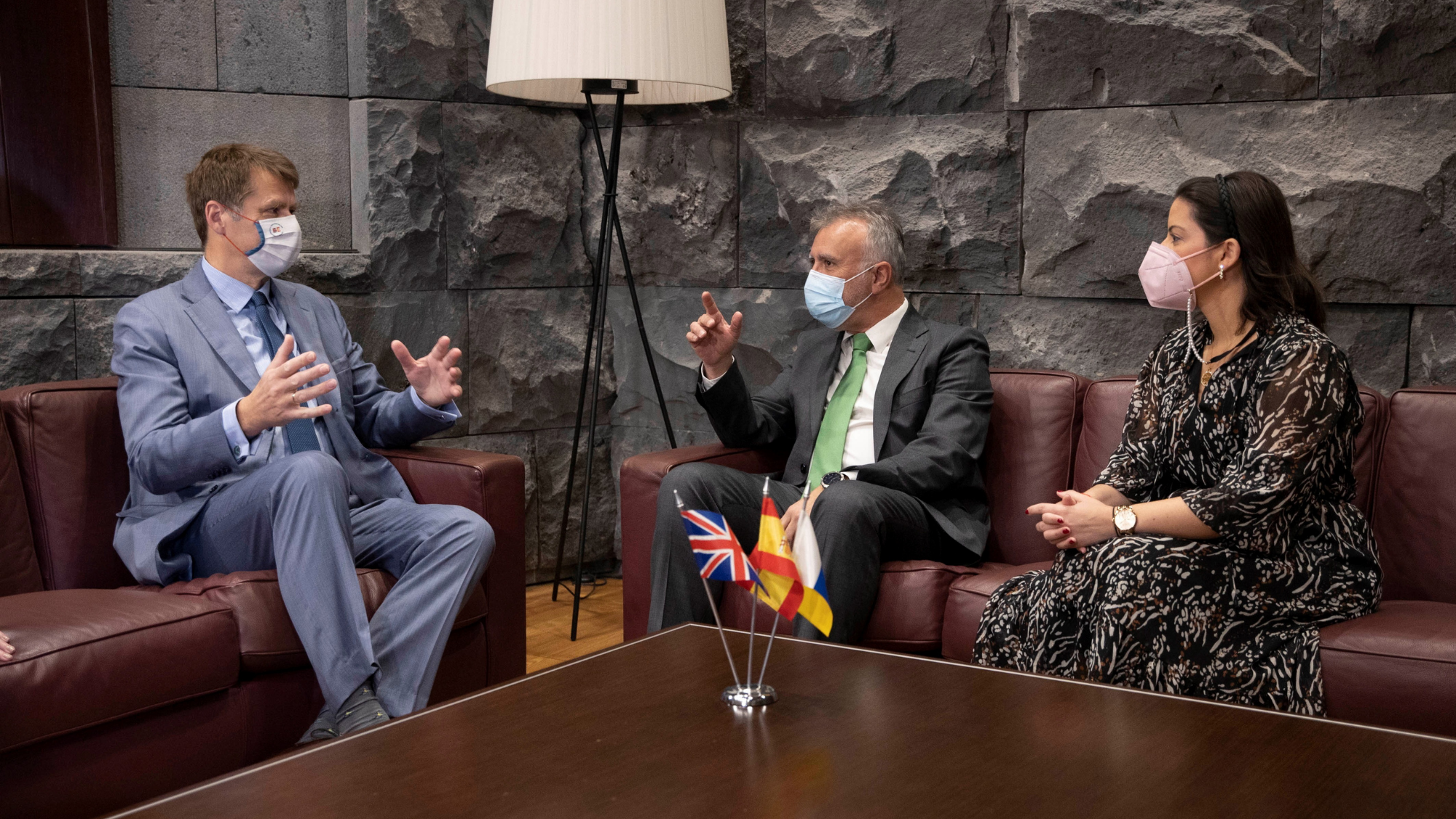 Reunión del embajador de Reino Unido, Ángel Víctor Torres y Yaiza Castilla. / EFE