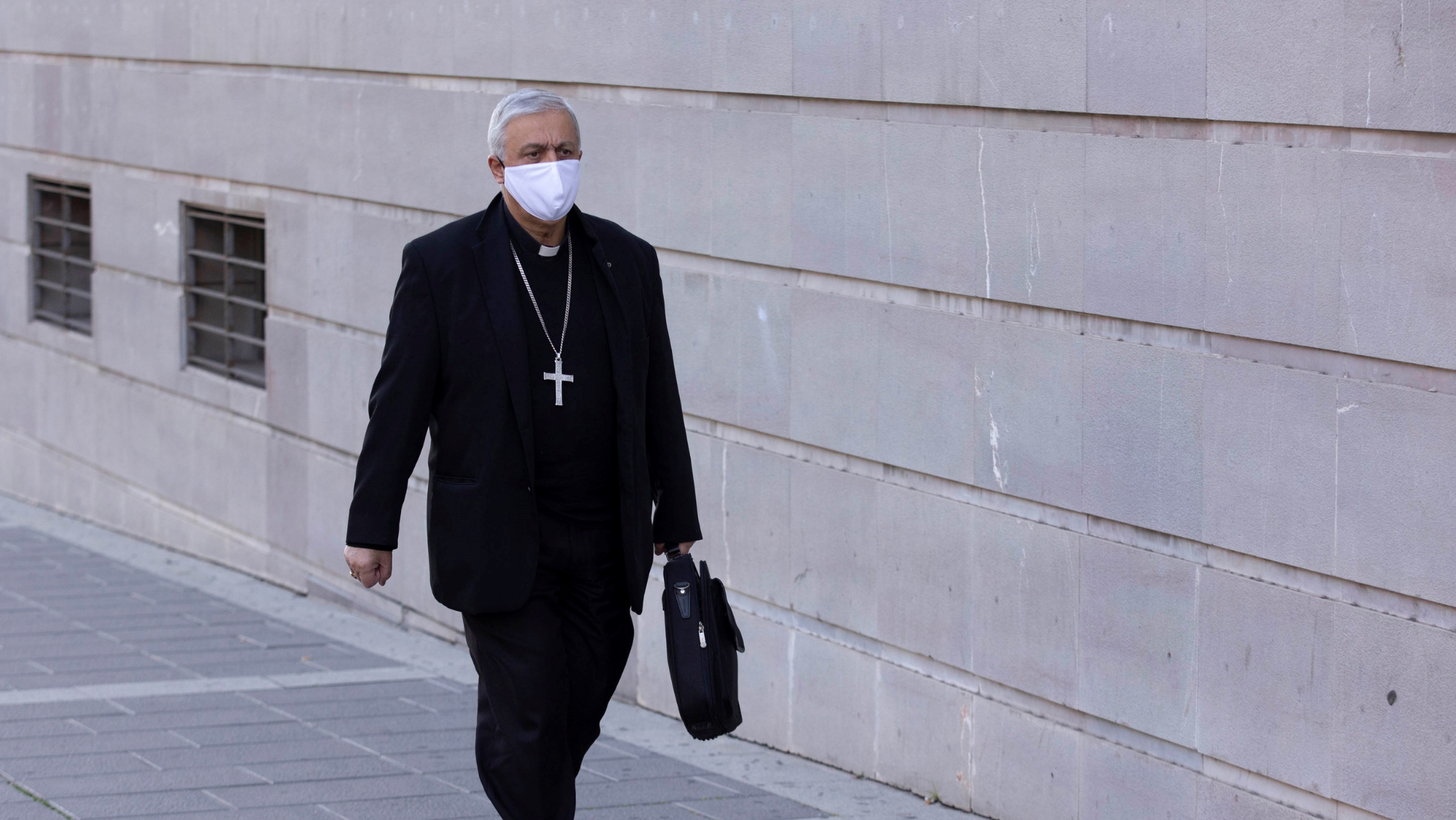 El obispo de Tenerife, Bernardo Álvarez, en su llegada este miércoles a la Audiencia Provincial de Santa Cruz de Tenerife . /EFE