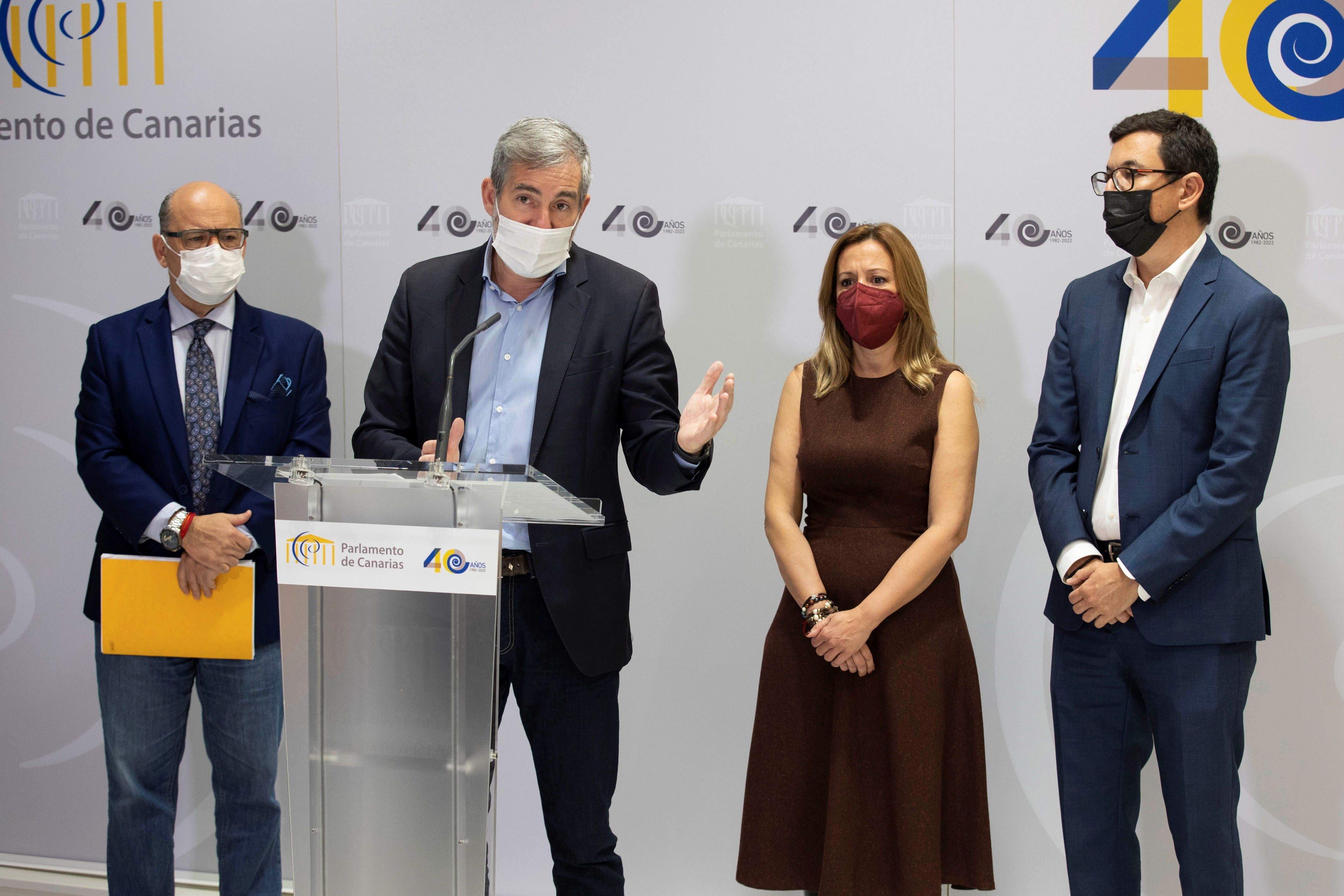 El senador Fernando Clavijo en rueda de prensa junto a los diputados, Rosa Dávila y Pablo Rodríguez Valido y el portavoz del grupo Nacionalista Canario, José Miguel Barragán. / EFE