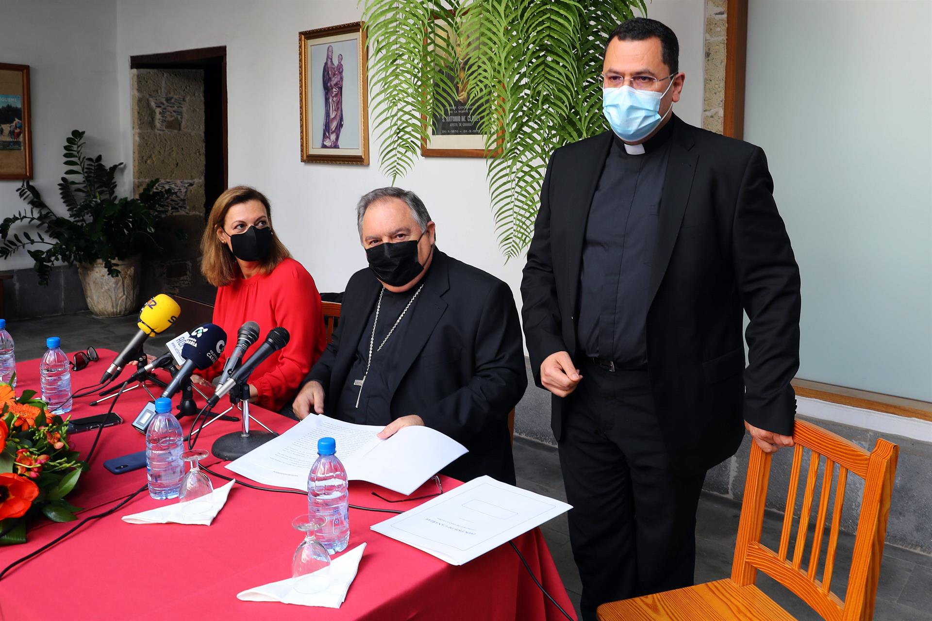 El obispo de Canarias, José Mazuelos (centro) en el anuncio del nombramiento de Cristóbal Déniz (derecha) como obispo auxiliar /EFE/ Elvira Urquijo A.