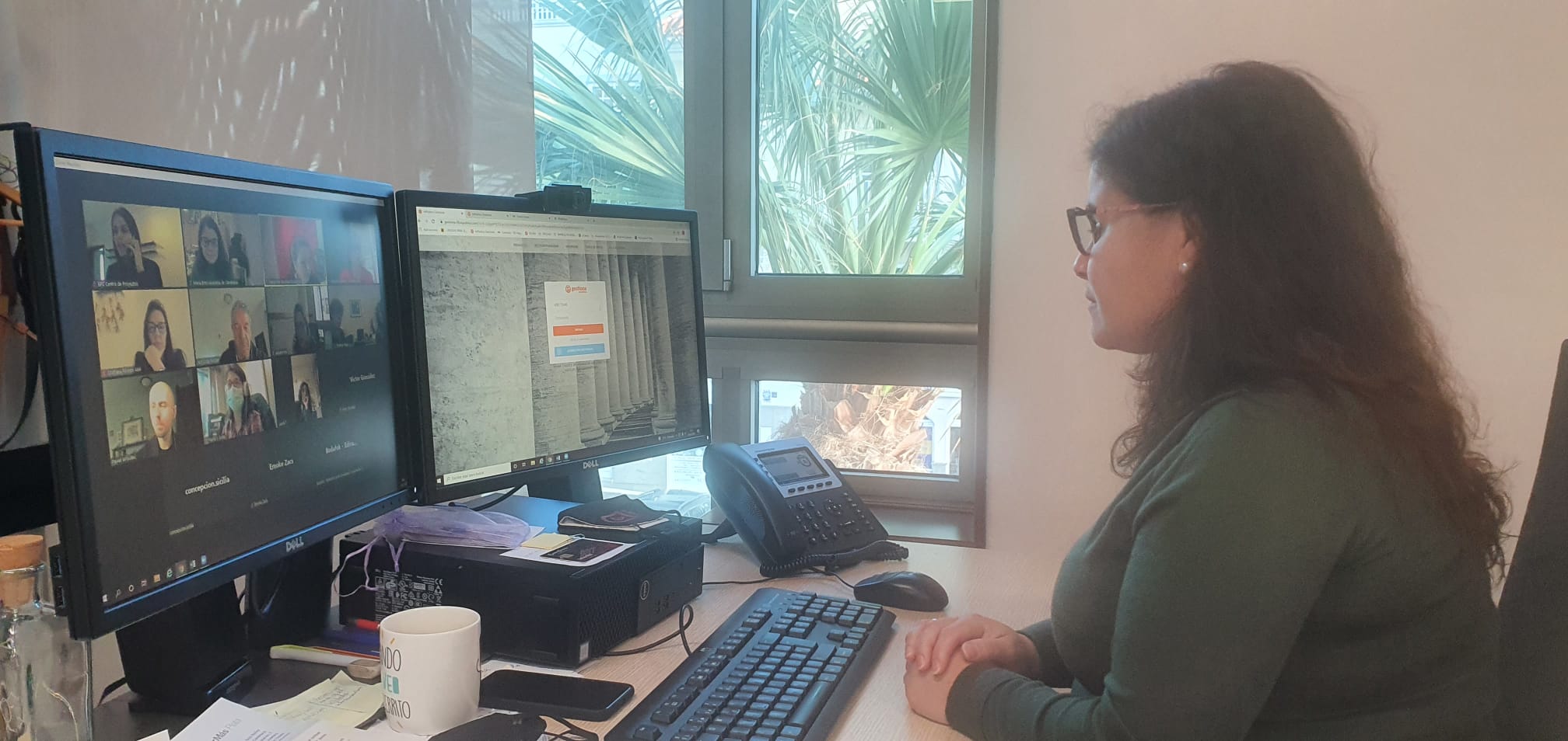 Mari Brito, alcaldesa de Candelaria, presenta las jornadas online desde su despacho / Imagen distribuida por el Ayuntamiento de Candelaria marketing 