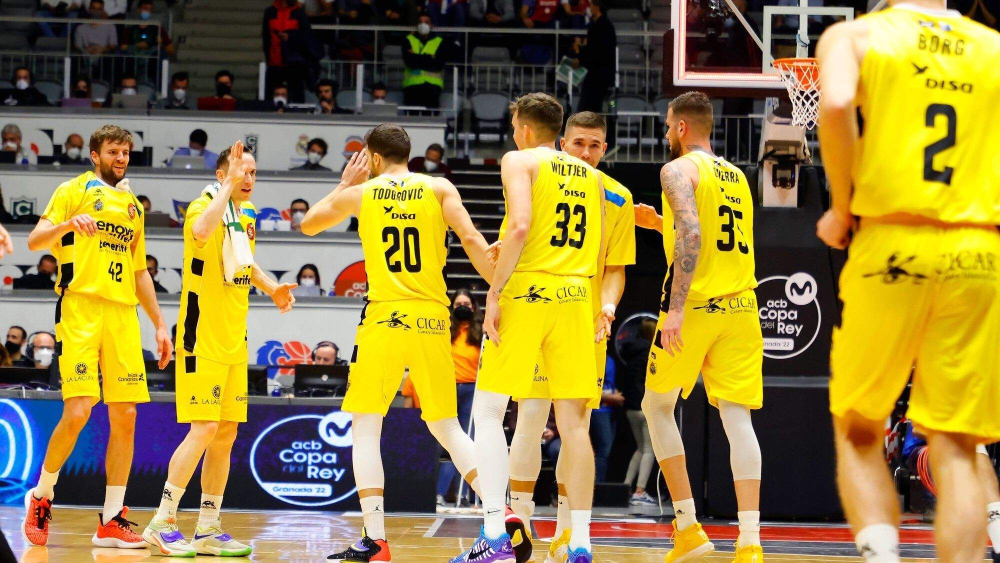 Los jugadores del Lenovo Tenerife celebran una jugada del partido frente al Joventut de Badalona en Copa del Rey. / ACB Photo