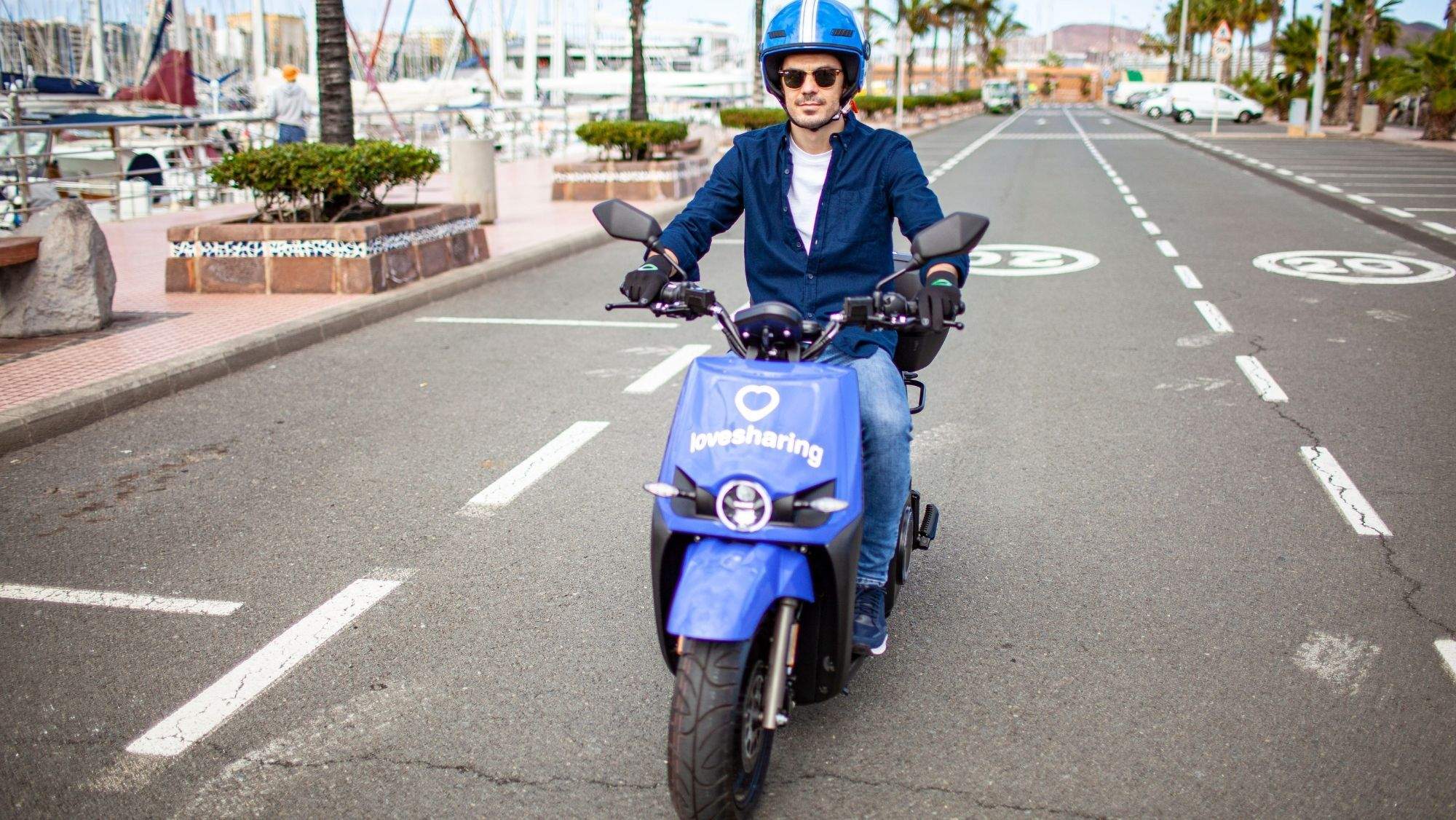 Un usuario monta una de las motos eléctricas de Lovesharing. / Cedida