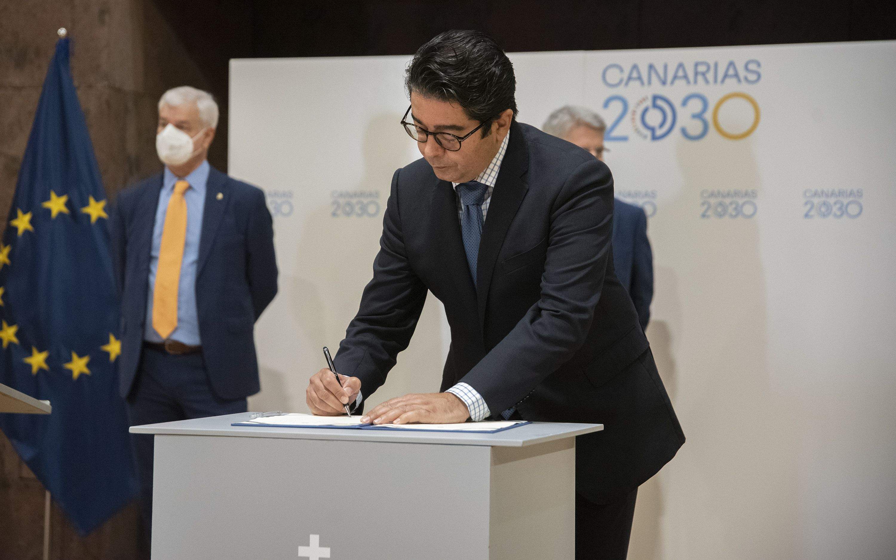 Pedro Martín, presidente del Cabildo de Tenerife, firmando el convenio interadministrativo de la Red Canaria de Gobierno Abierto este viernes / Imagen ACFIPRESS / Estefanía Briganty