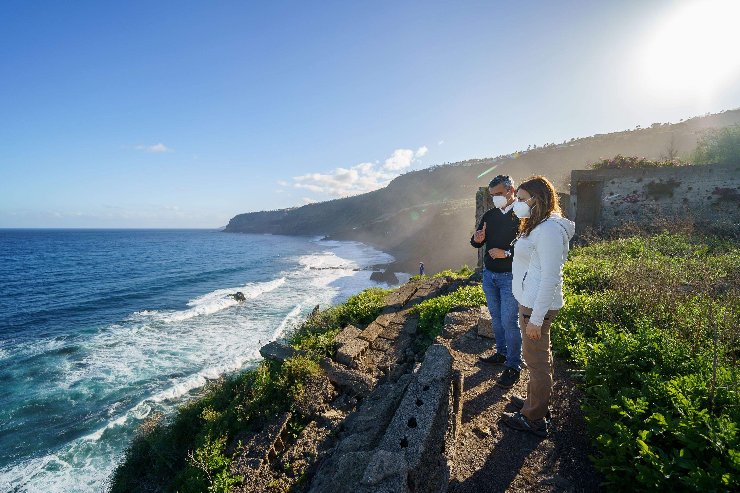 Visita de la consejera del área de Gestión del Medio Natural y Seguridad del Cabildo de Tenerife, Isabel García, visita las obras de la escalera de acceso a la playa de Los Patos./