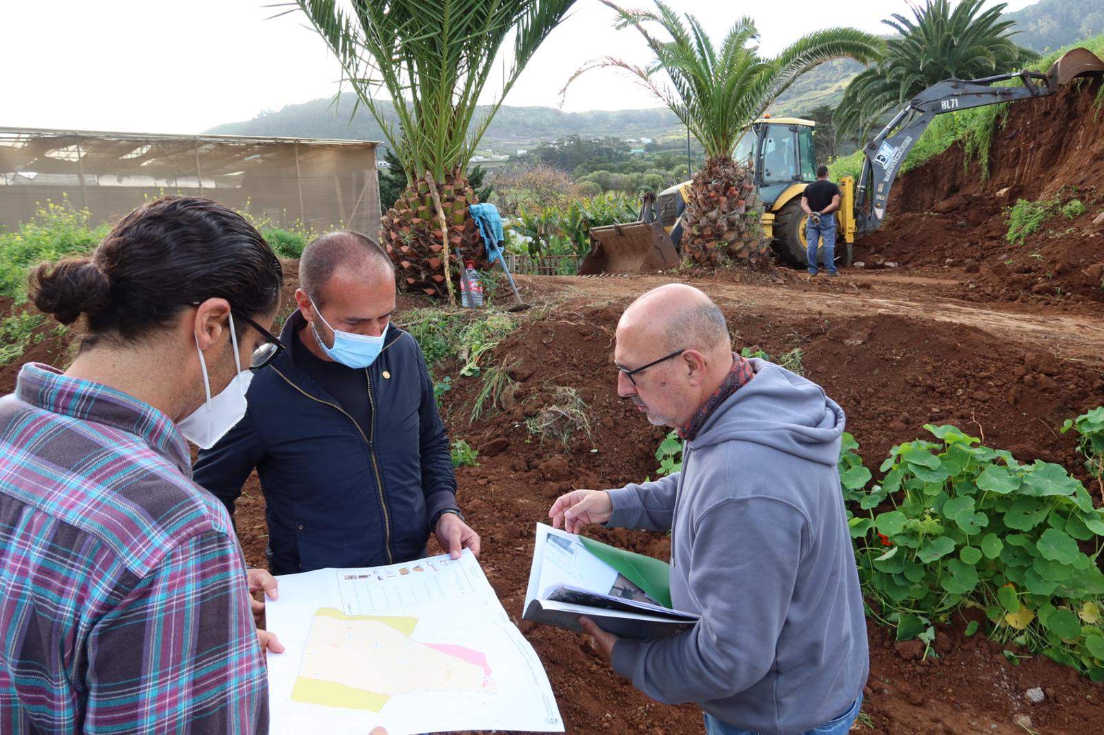 Concejal junto a técnicos en el terreno del parque canino en Tegueste./