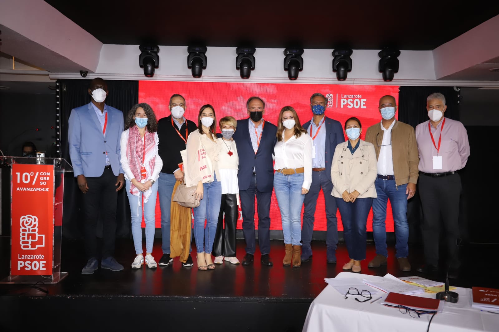 Nira Fierro y Dolores Corujo junto a otros miembros del partido en el Acto de Apertura del 10º Congreso del PSOE Lanzarote./